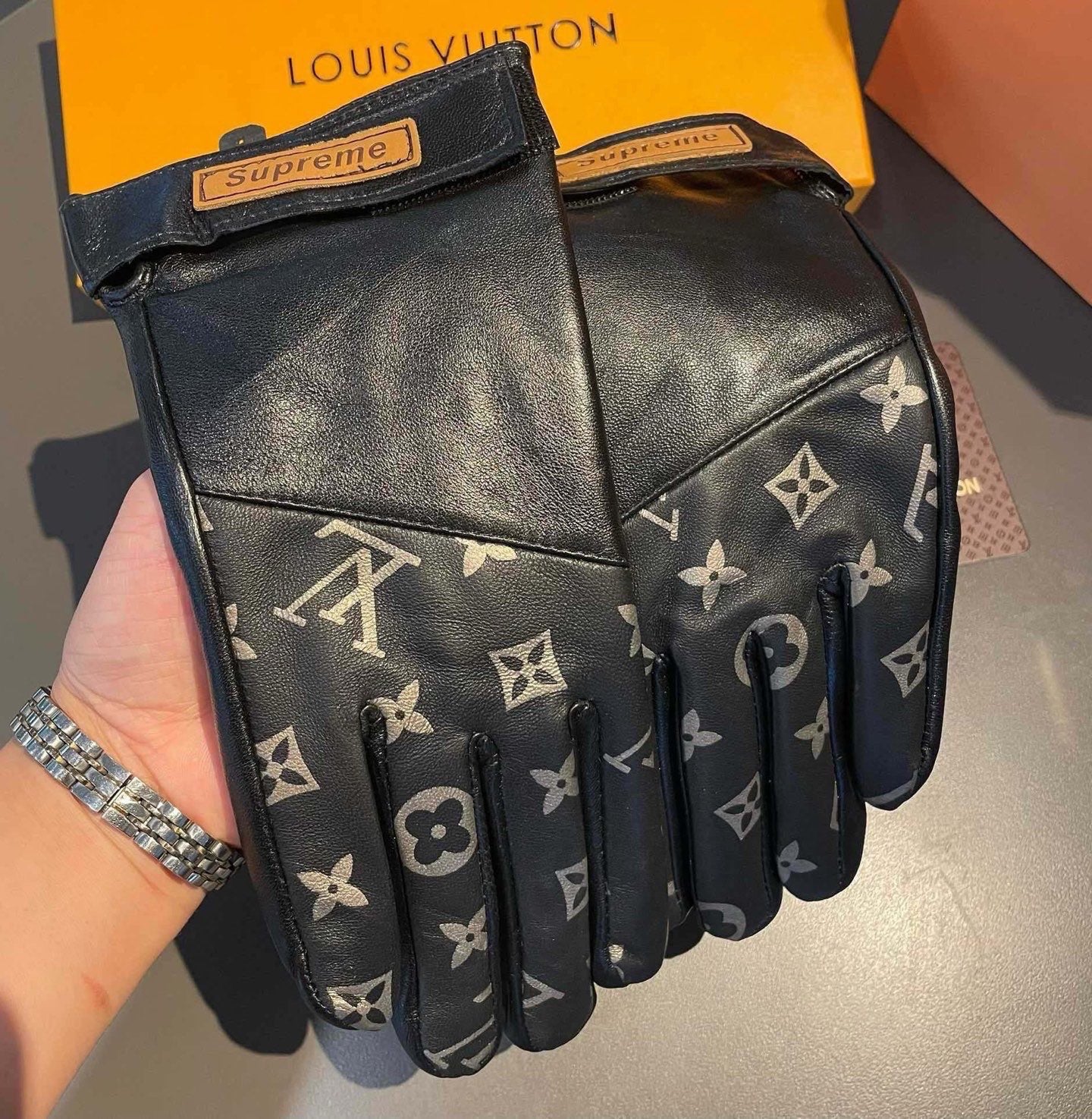 L 25 Co-branded logo printed sheepskin gloves