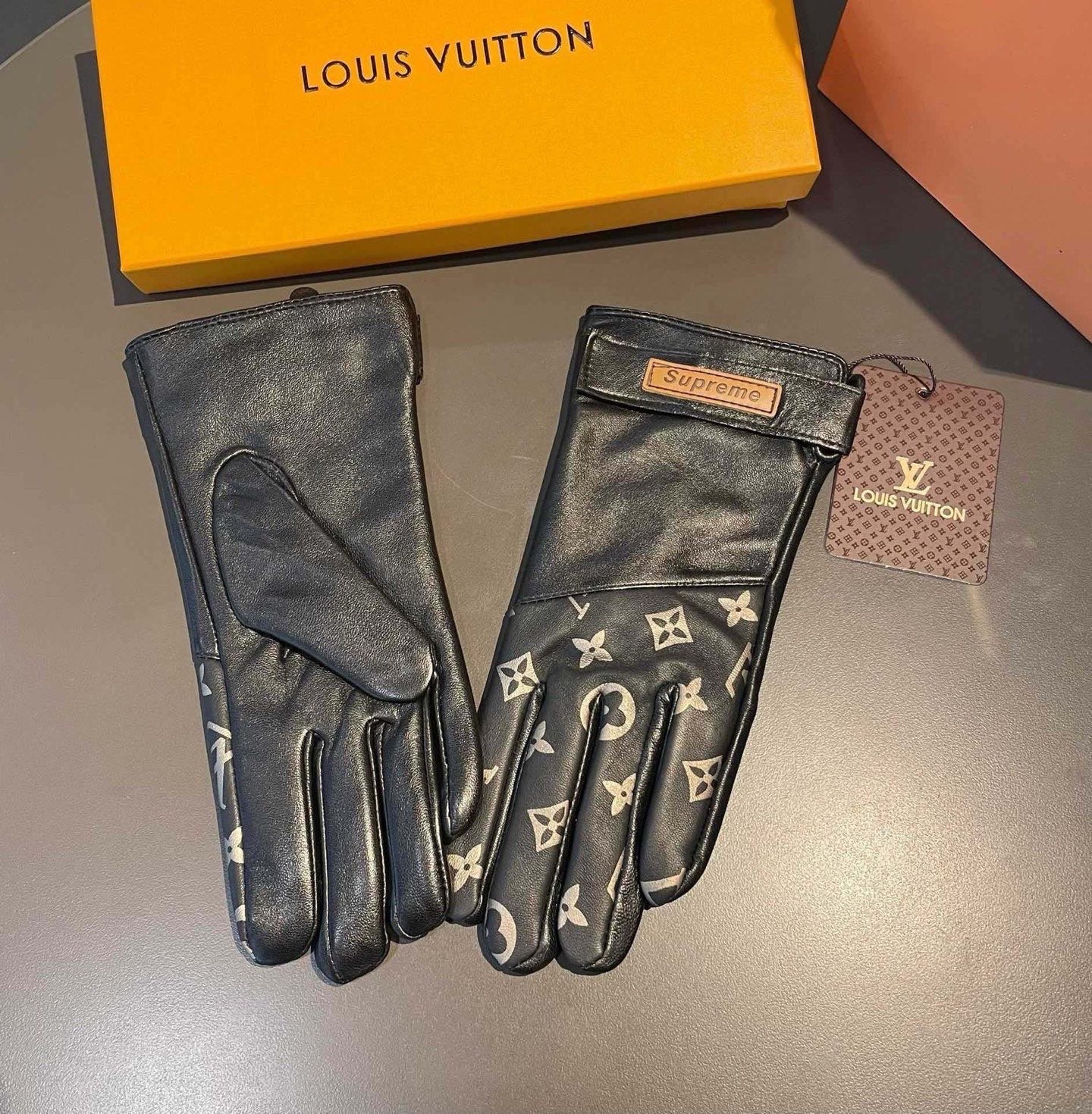 L 25 Co-branded logo printed sheepskin gloves