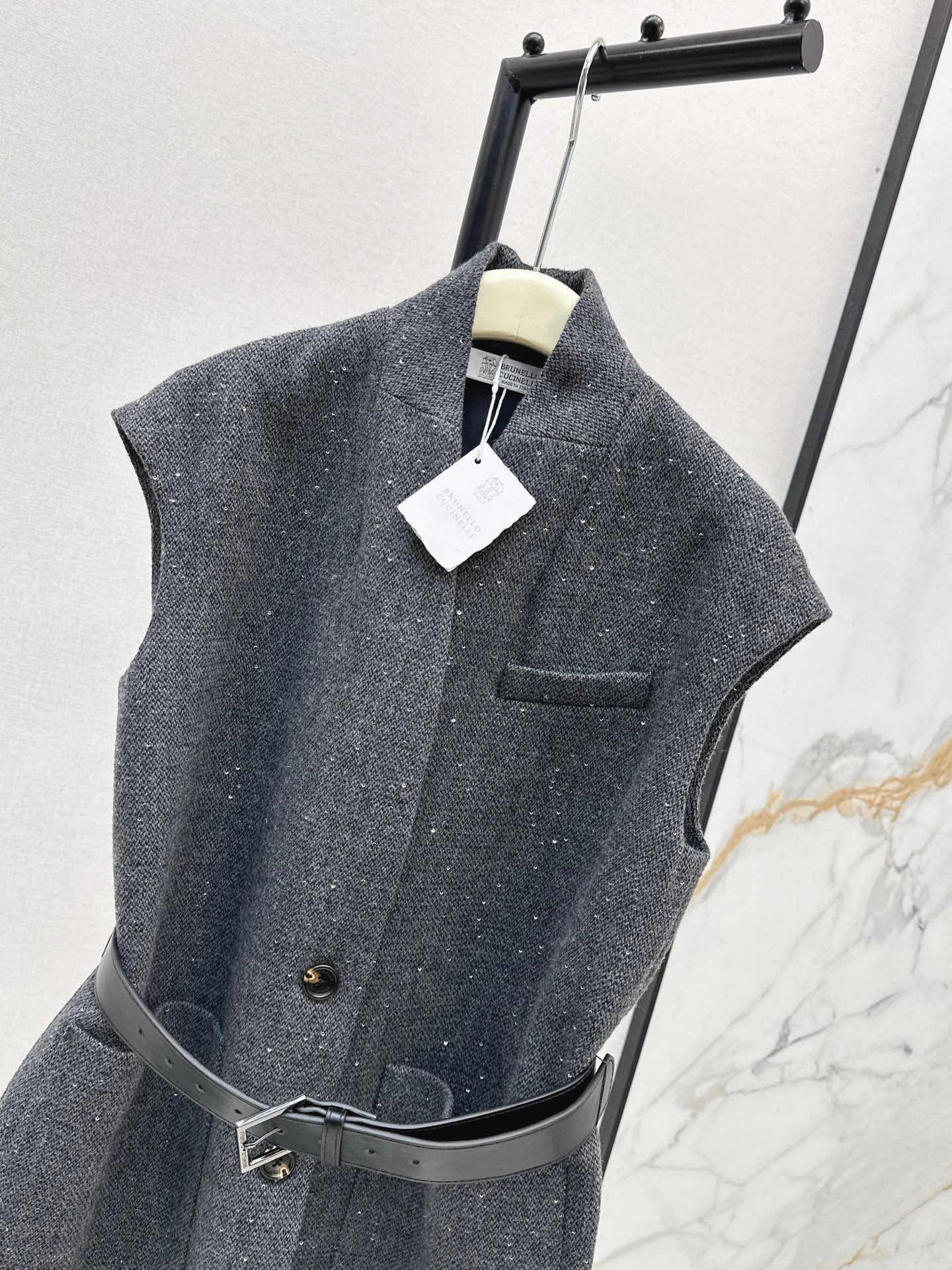 Bru 25 Belt-decorated vest