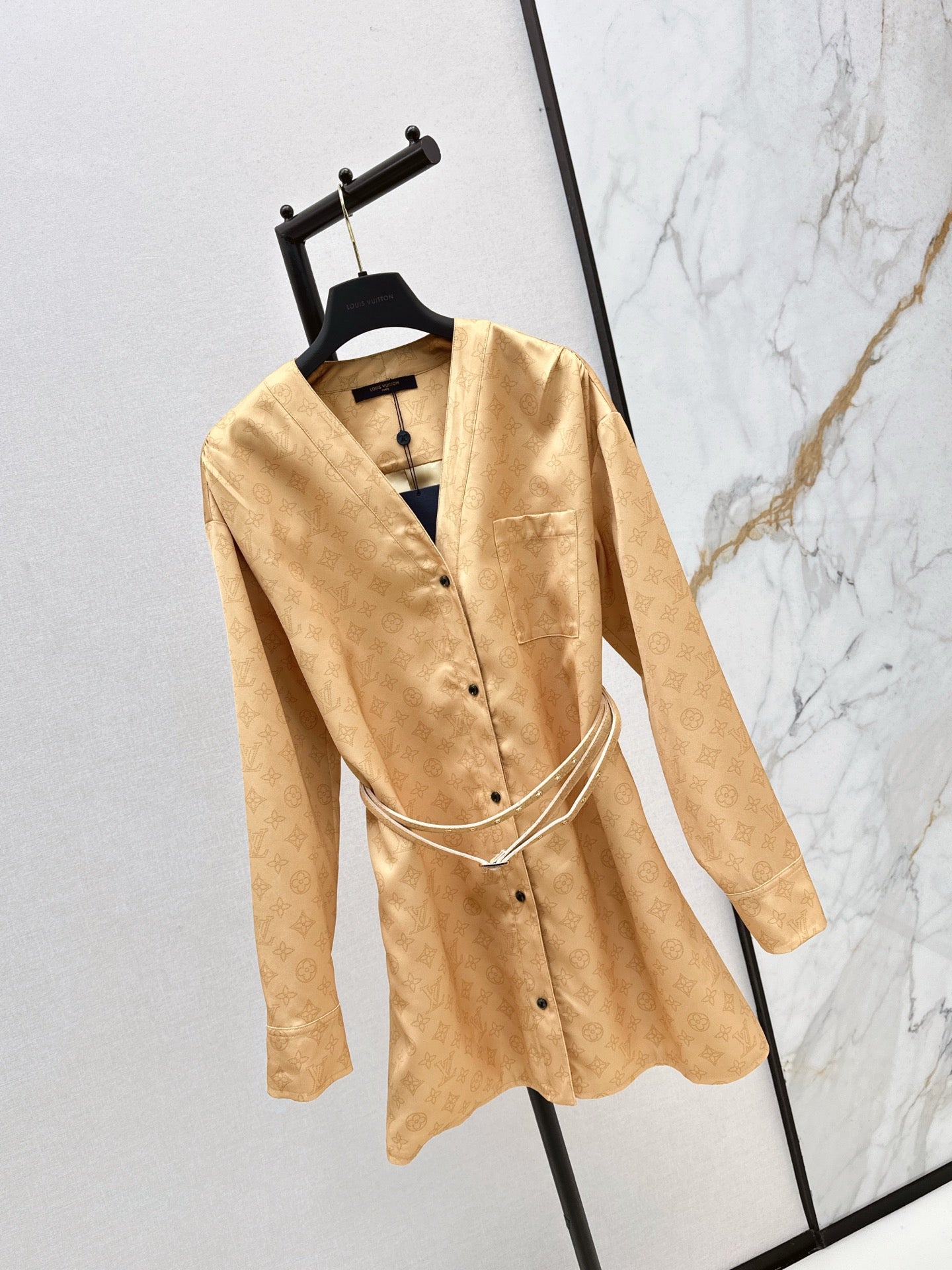 L 25 V-neck belted long-sleeved dress