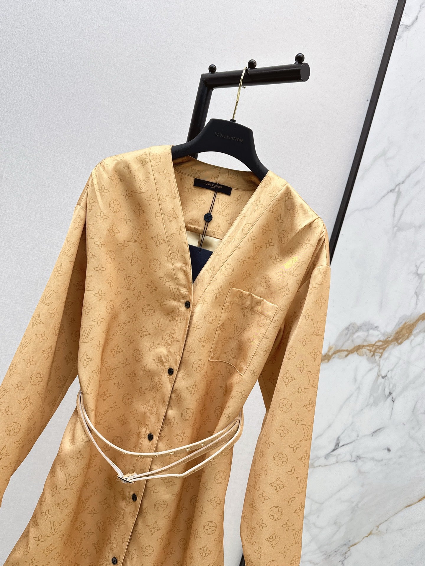 L 25 V-neck belted long-sleeved dress