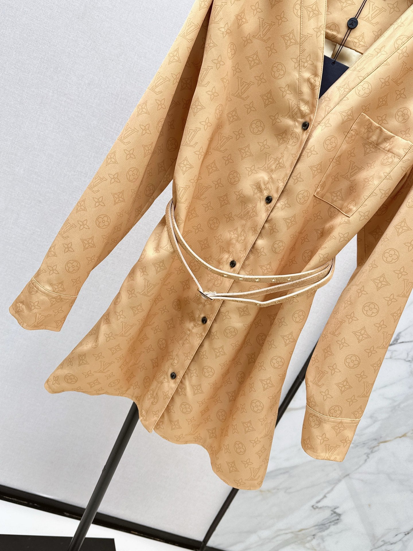 L 25 V-neck belted long-sleeved dress