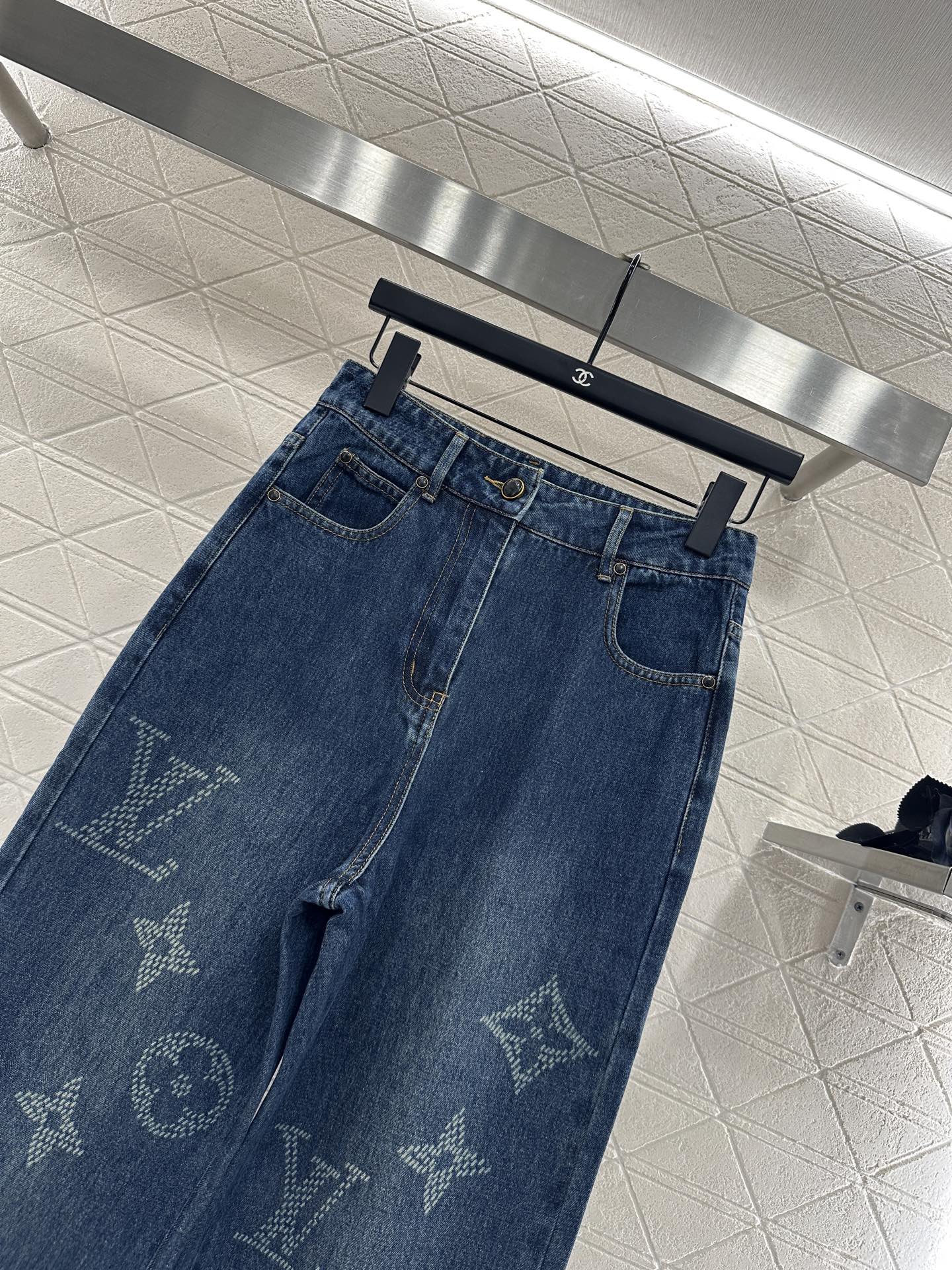 L 25 Laser printed jeans