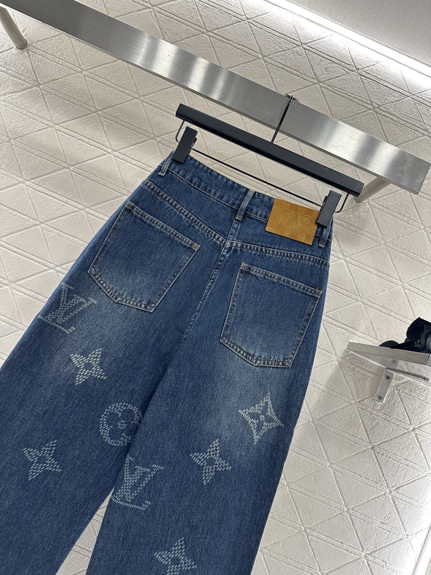 L 25 Laser printed jeans
