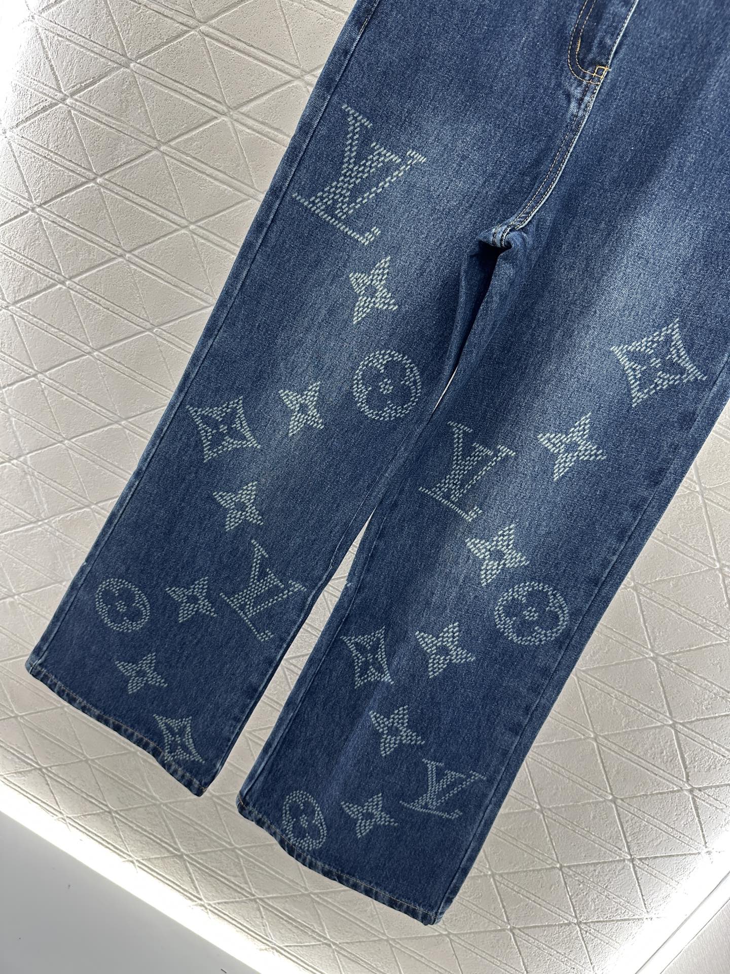 L 25 Laser printed jeans