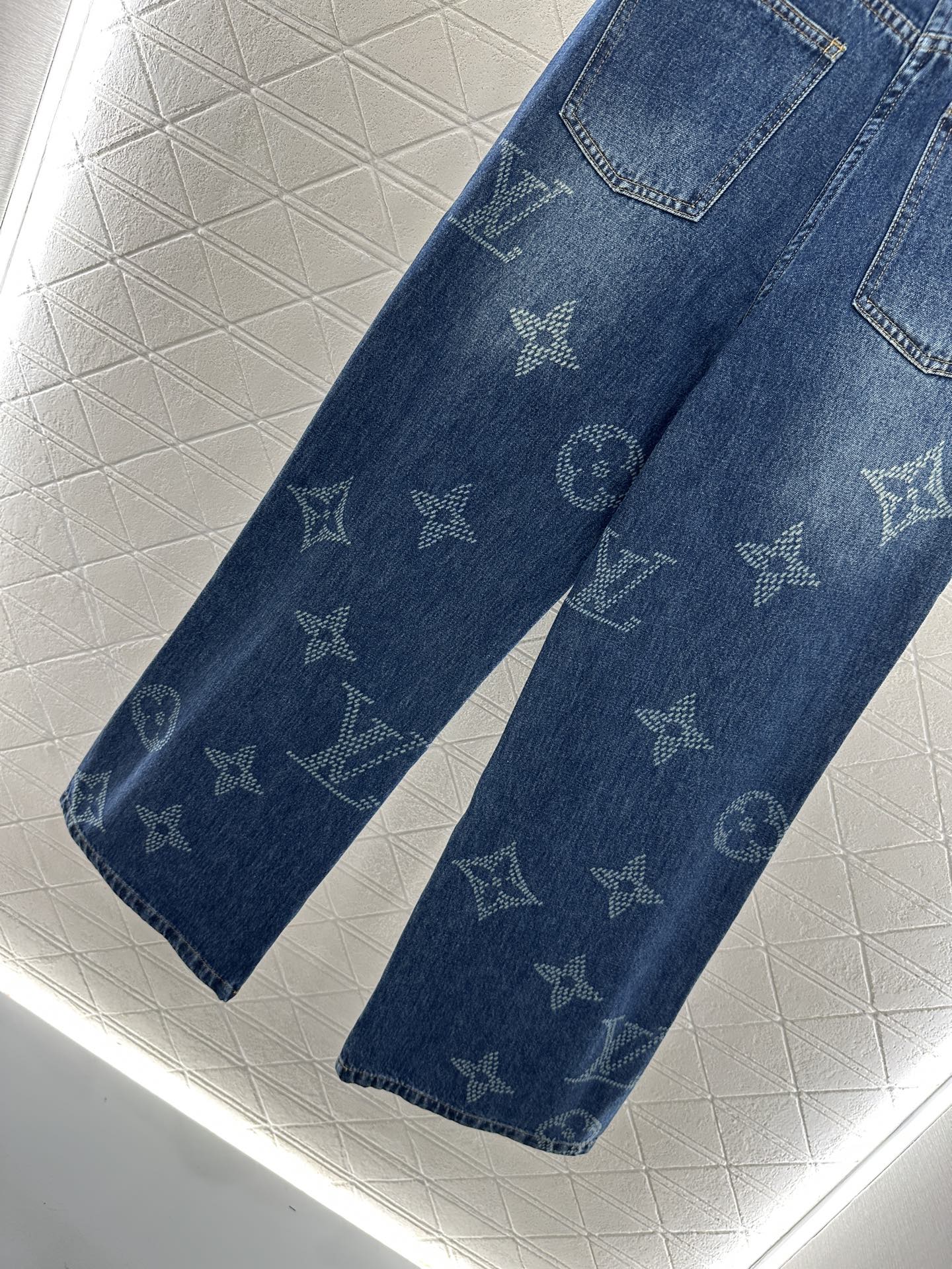 L 25 Laser printed jeans