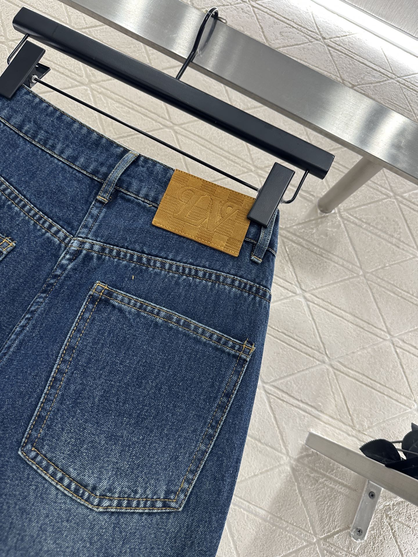 L 25 Laser printed jeans