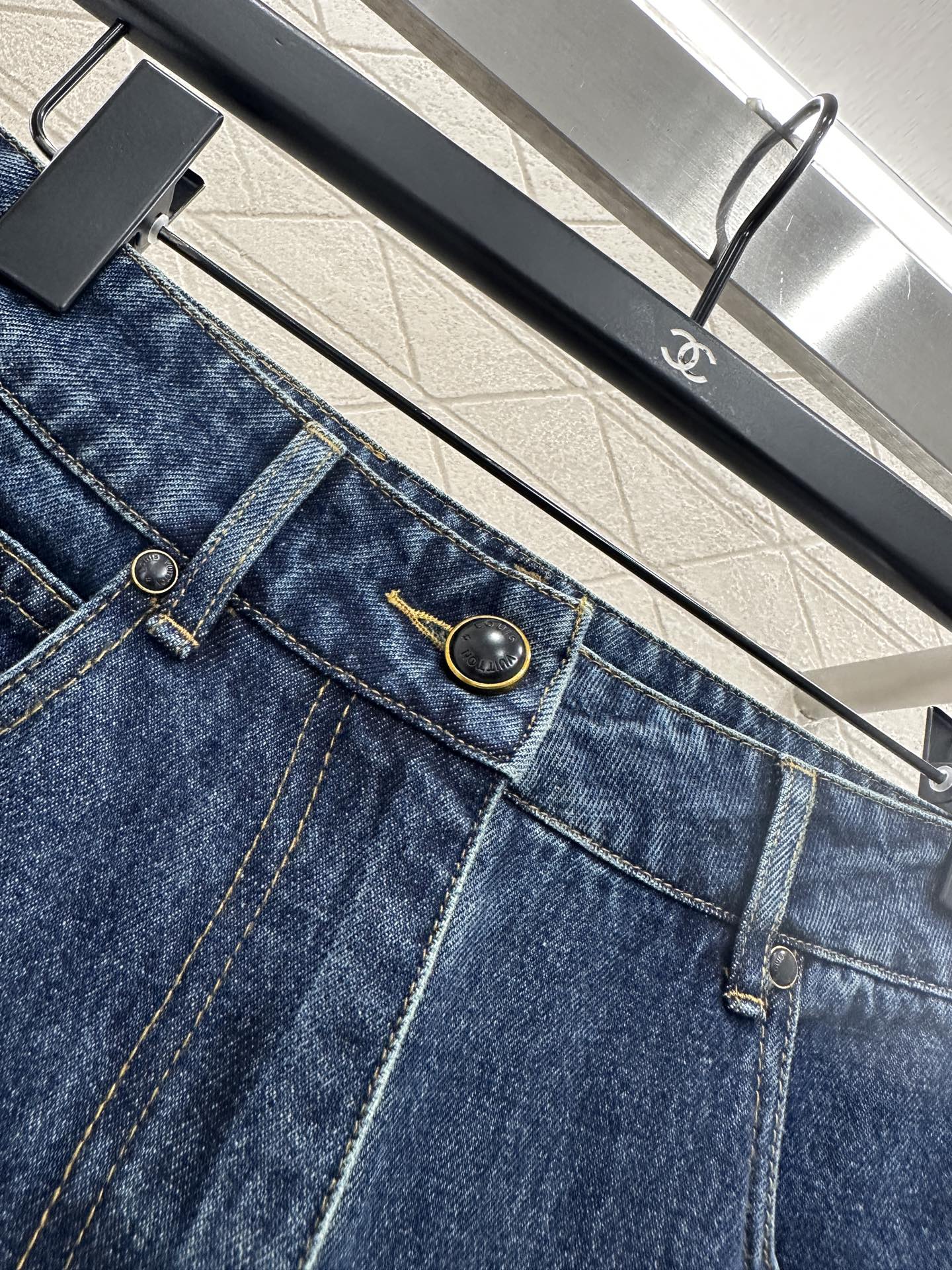 L 25 Laser printed jeans