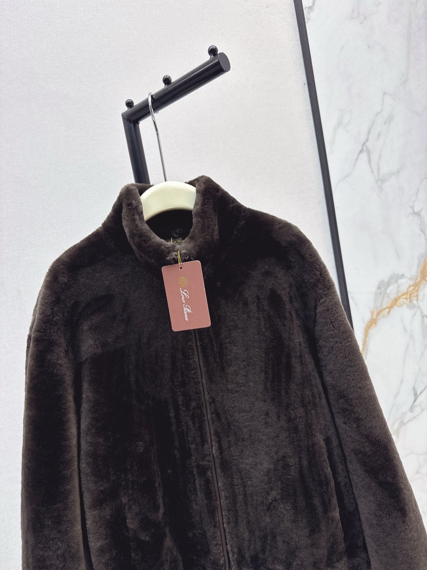 Lor 25 Fur coat with high collar