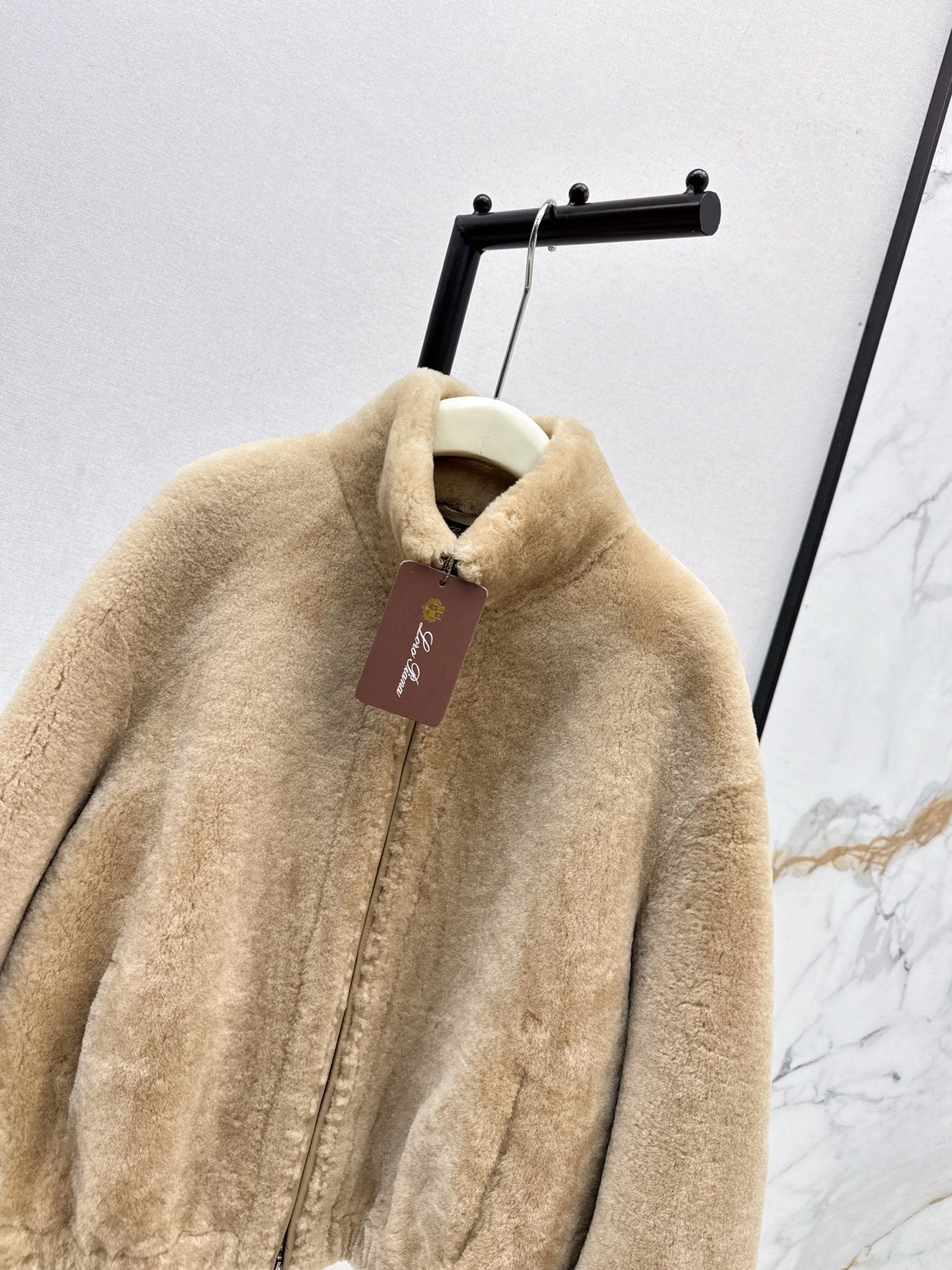 Lor 25 Fur coat with high collar