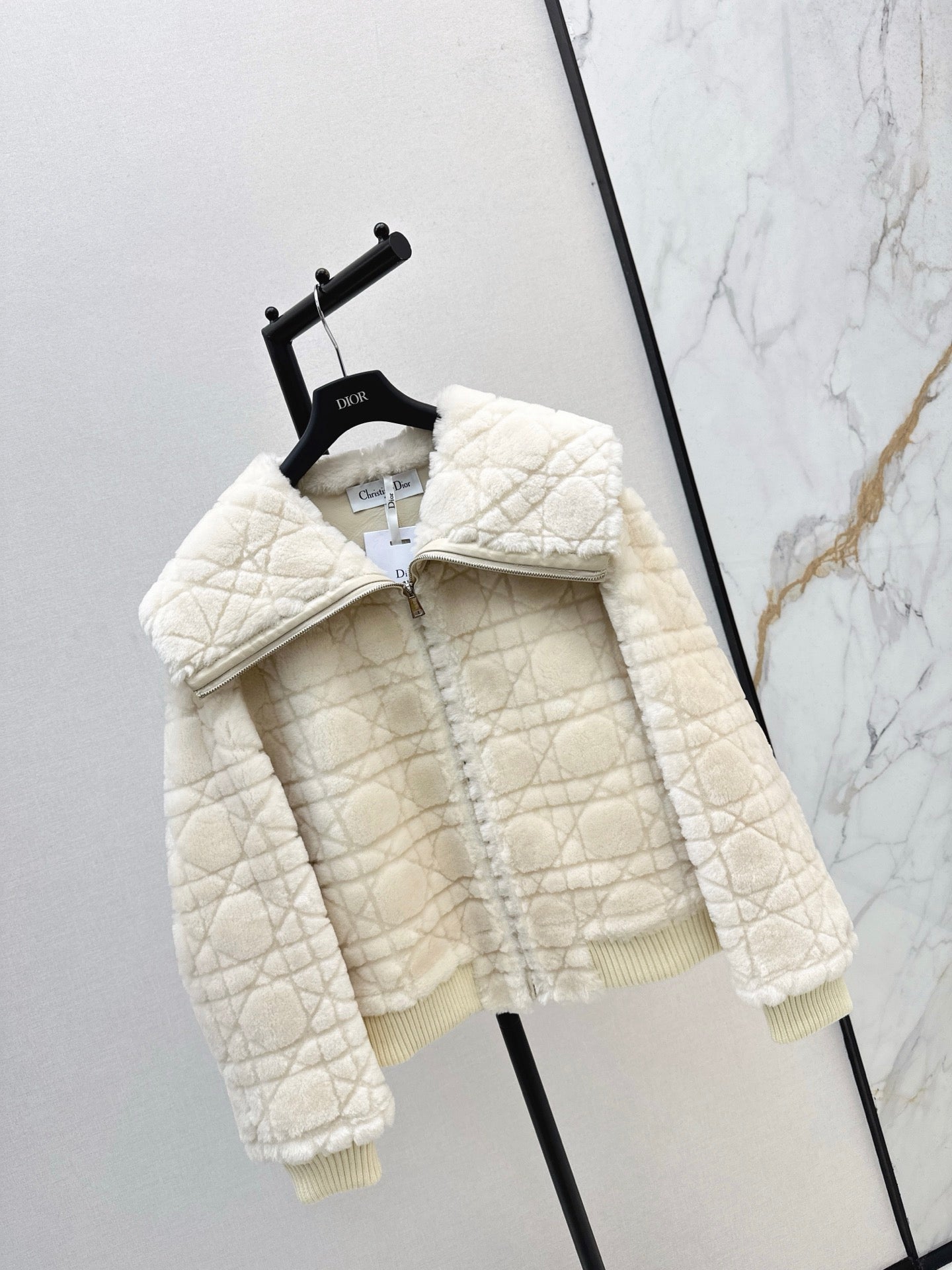 Di 25 Check fur coat with large lapels