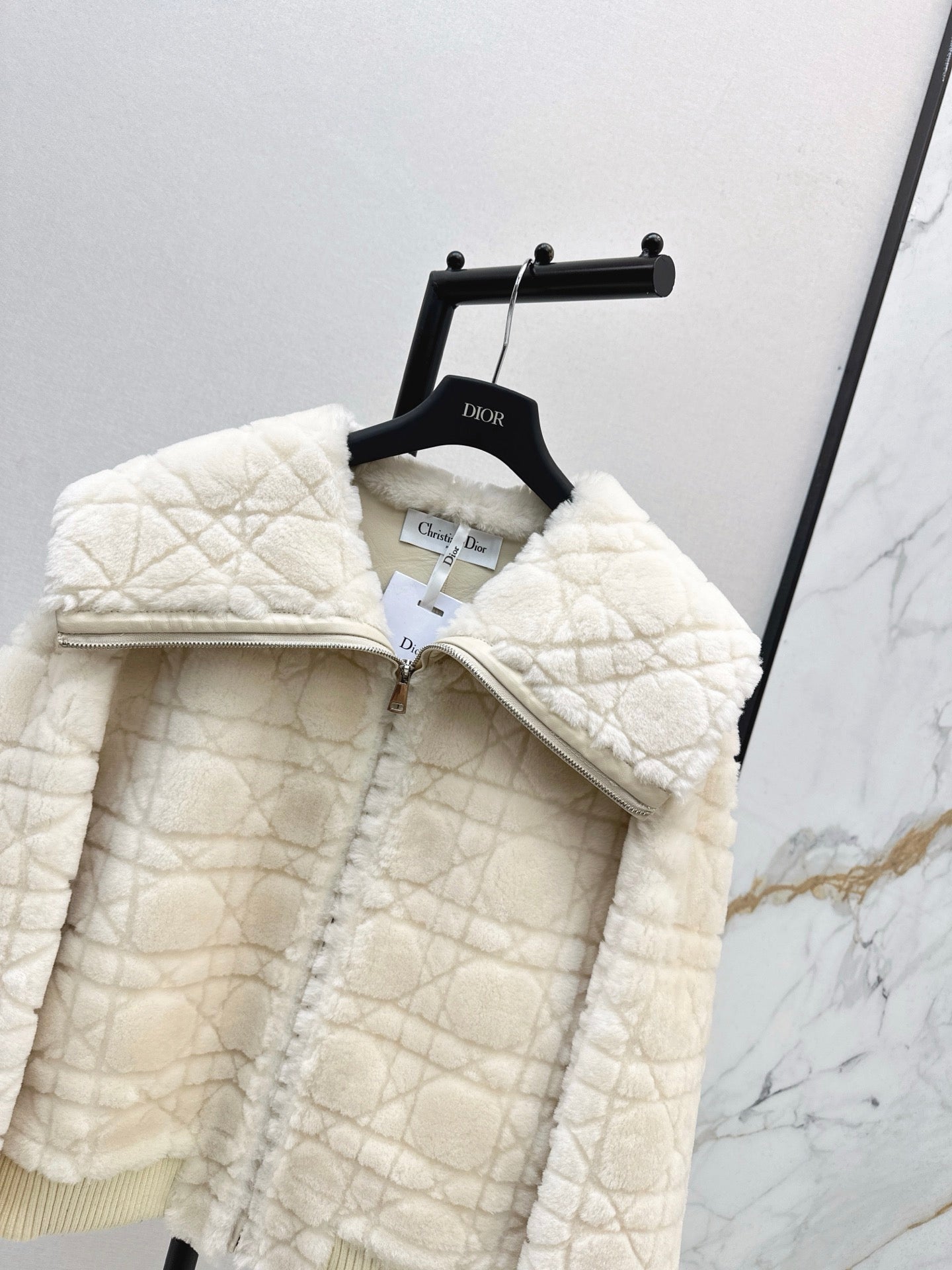 Di 25 Check fur coat with large lapels