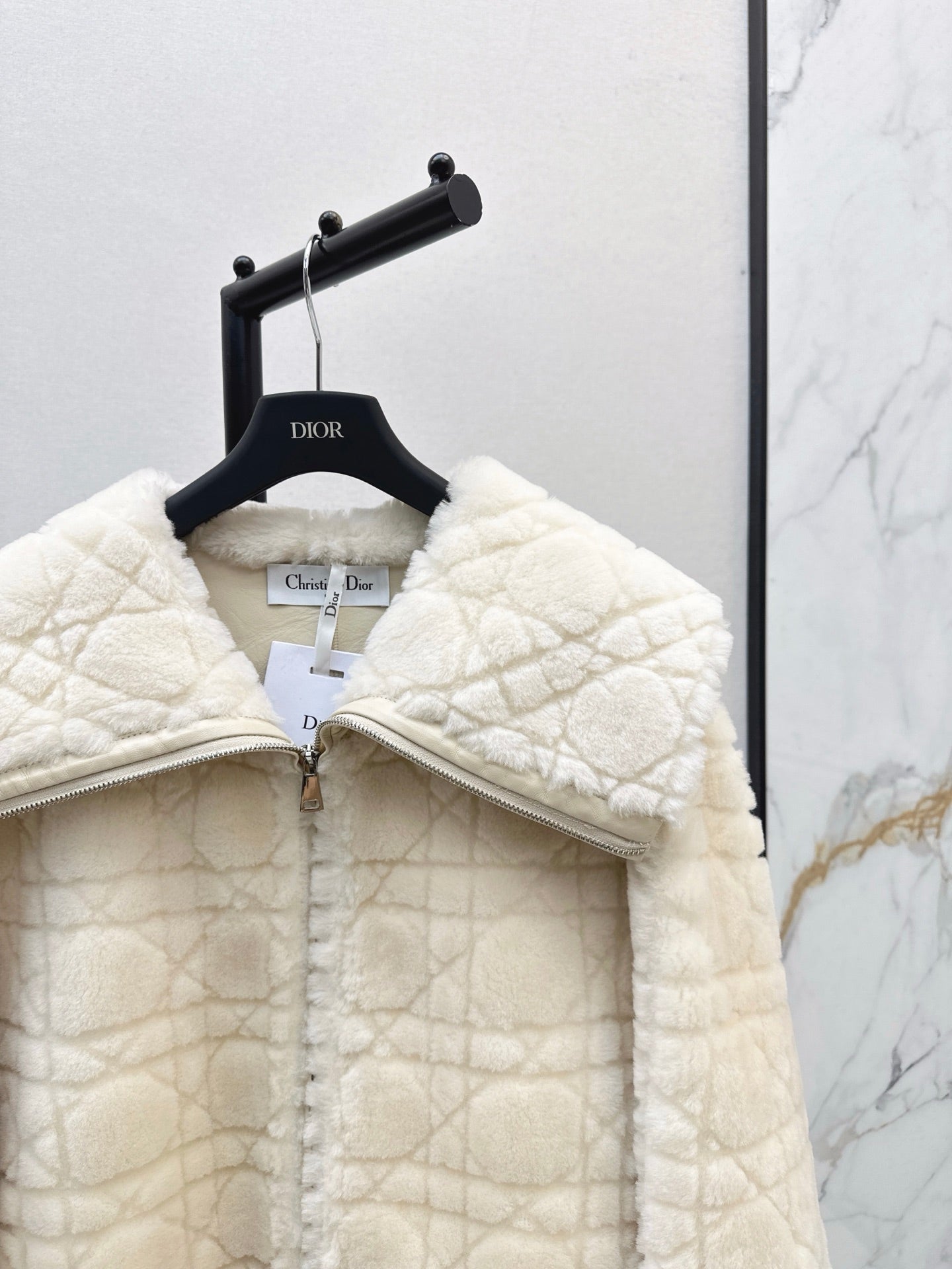 Di 25 Check fur coat with large lapels