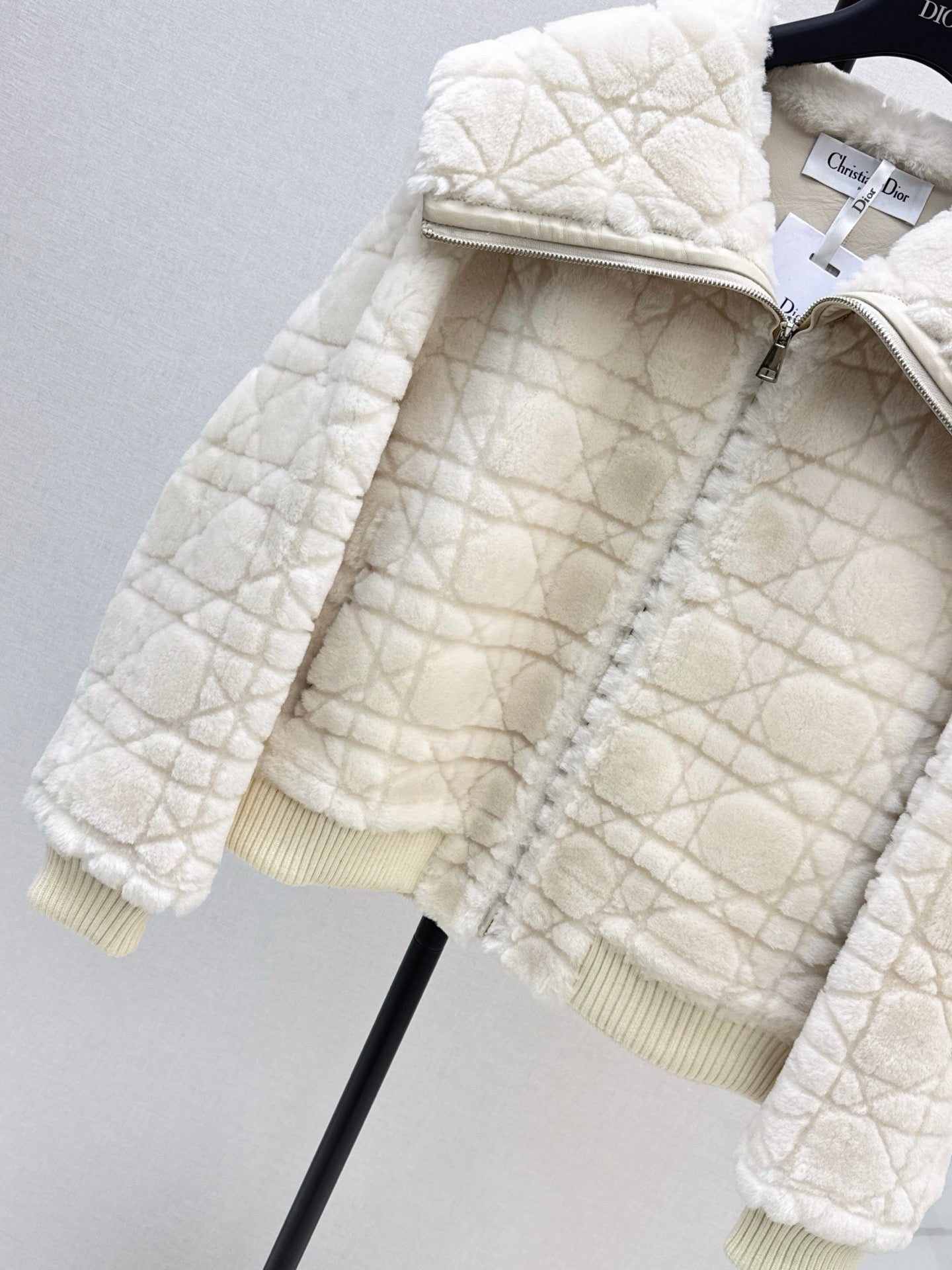 Di 25 Check fur coat with large lapels