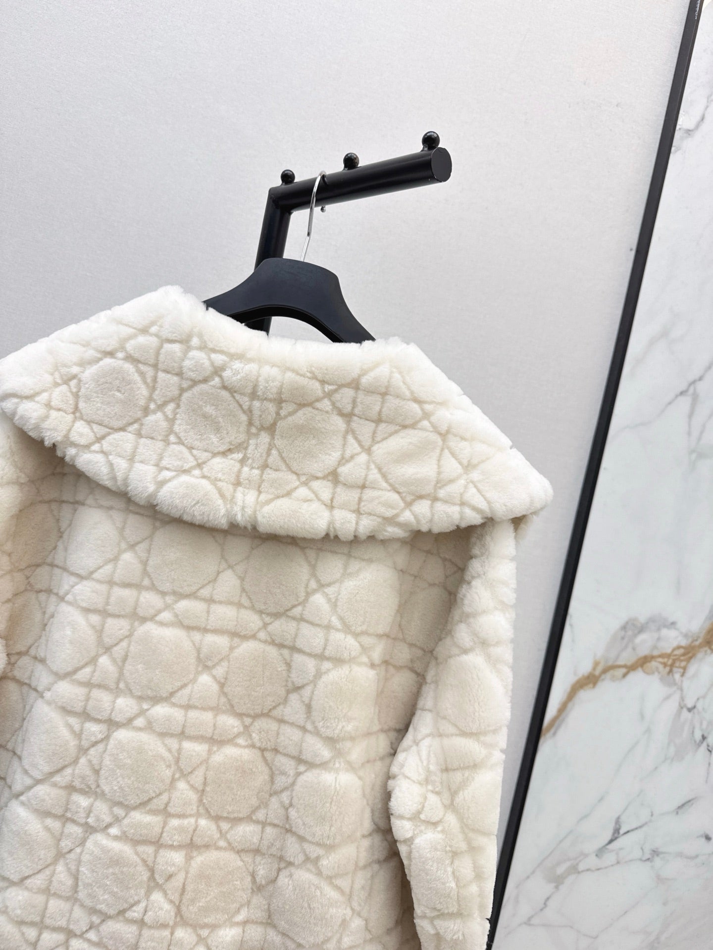 Di 25 Check fur coat with large lapels