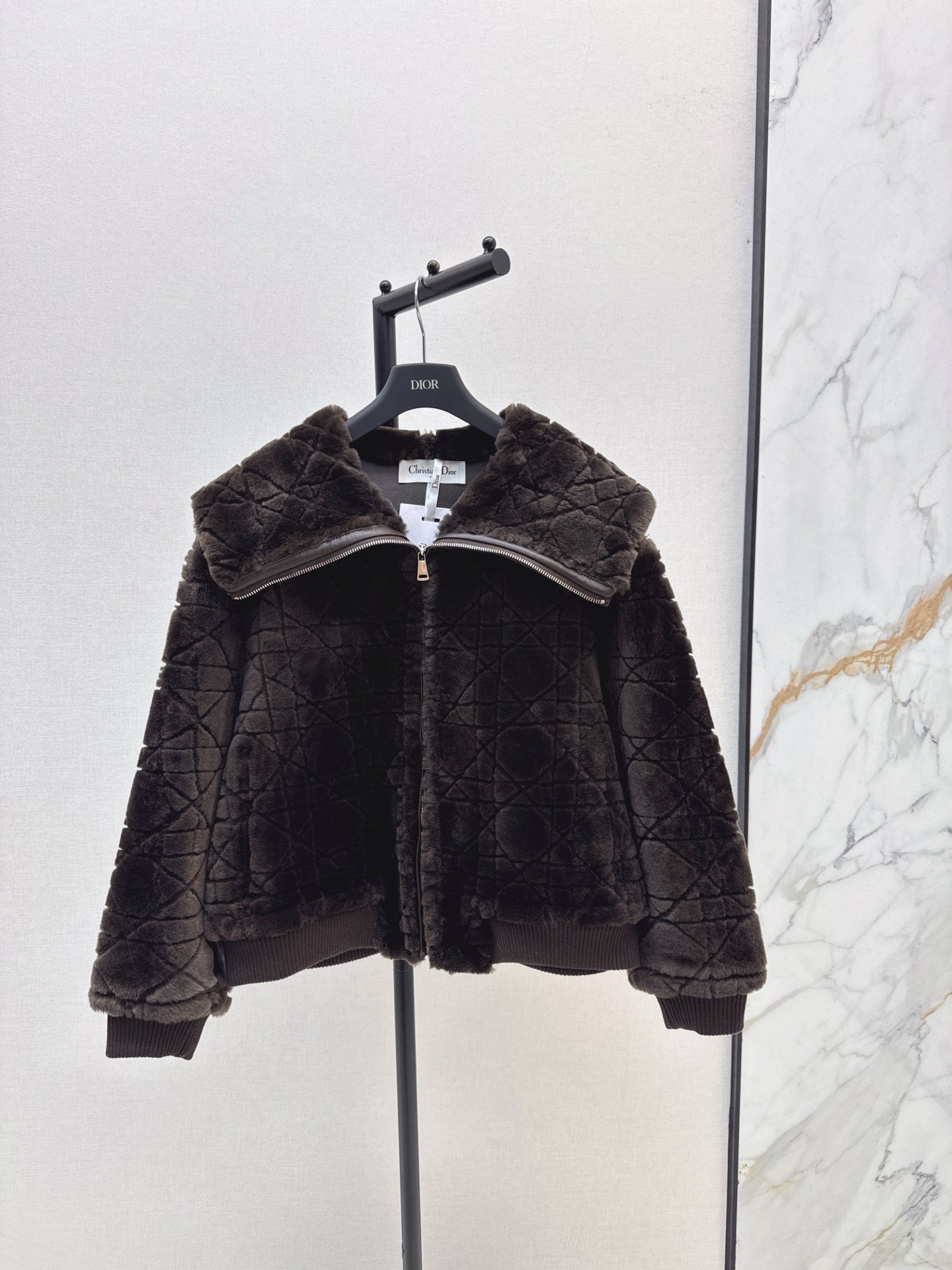 Di 25 Check fur coat with large lapels