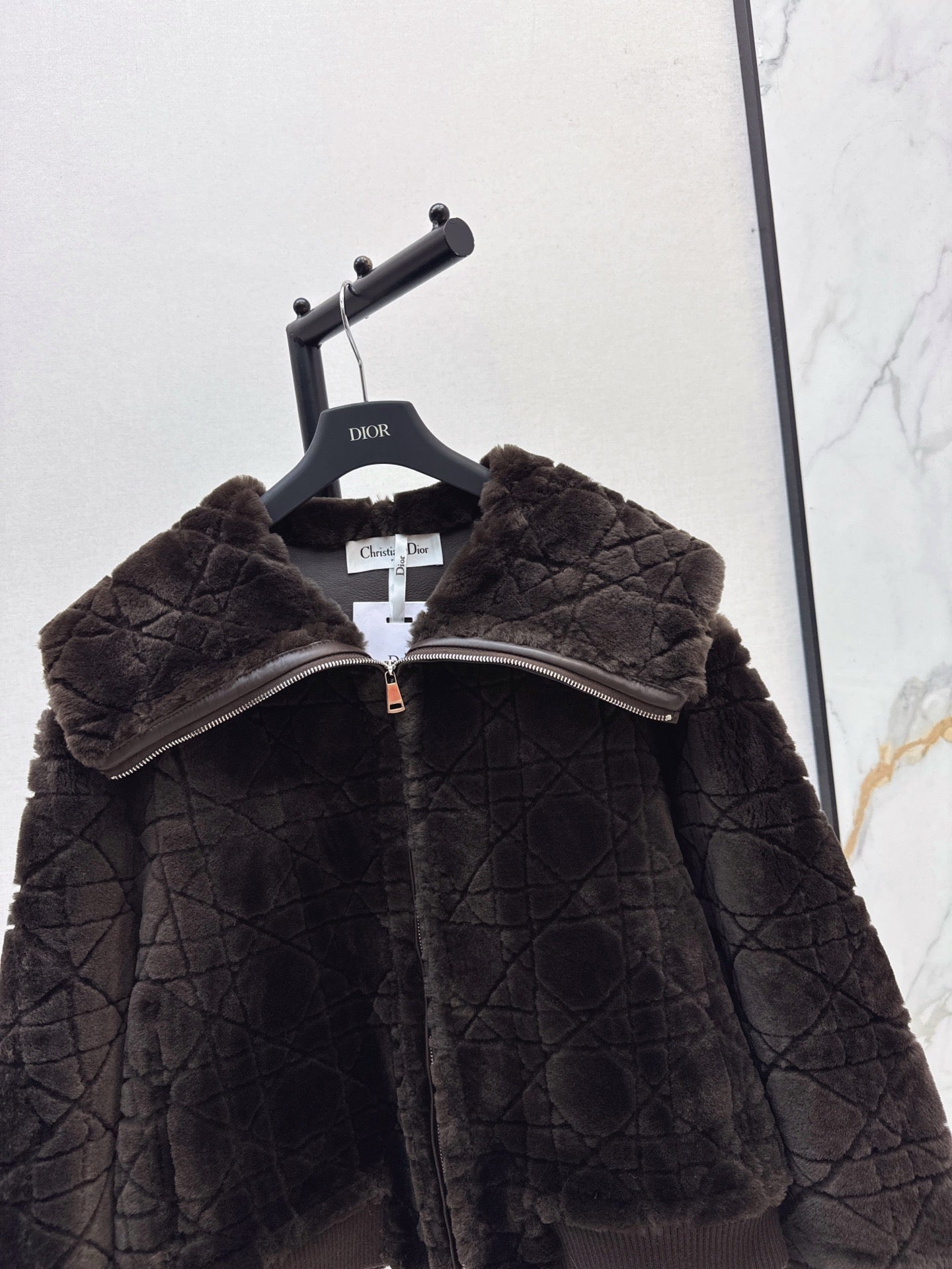 Di 25 Check fur coat with large lapels