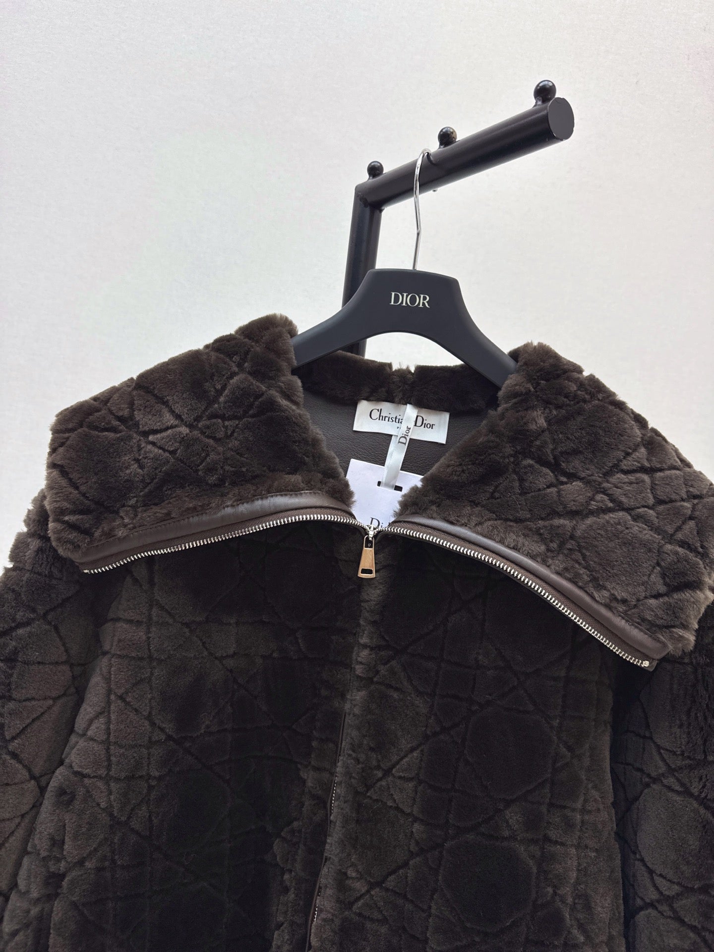 Di 25 Check fur coat with large lapels