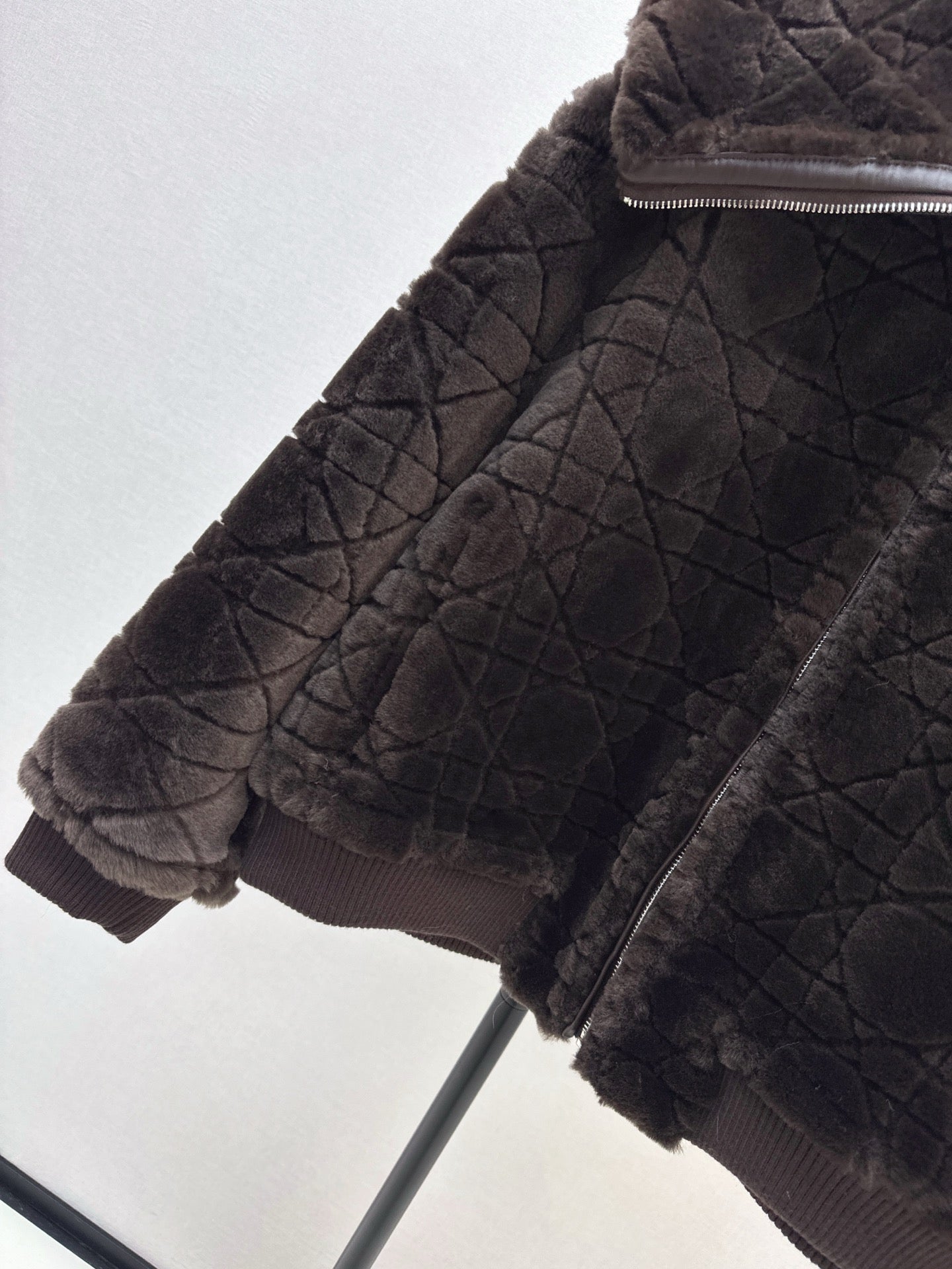 Di 25 Check fur coat with large lapels