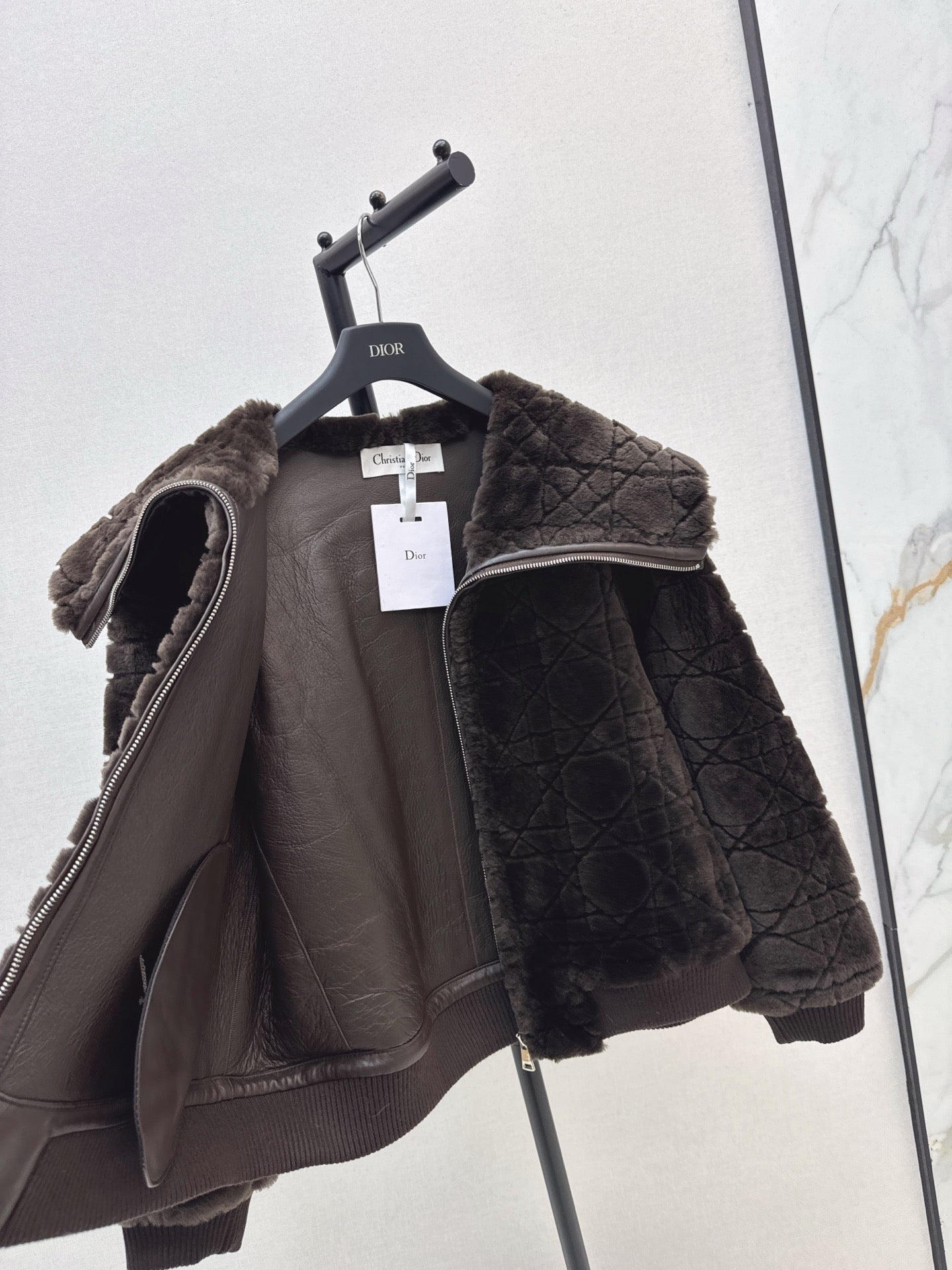 Di 25 Check fur coat with large lapels