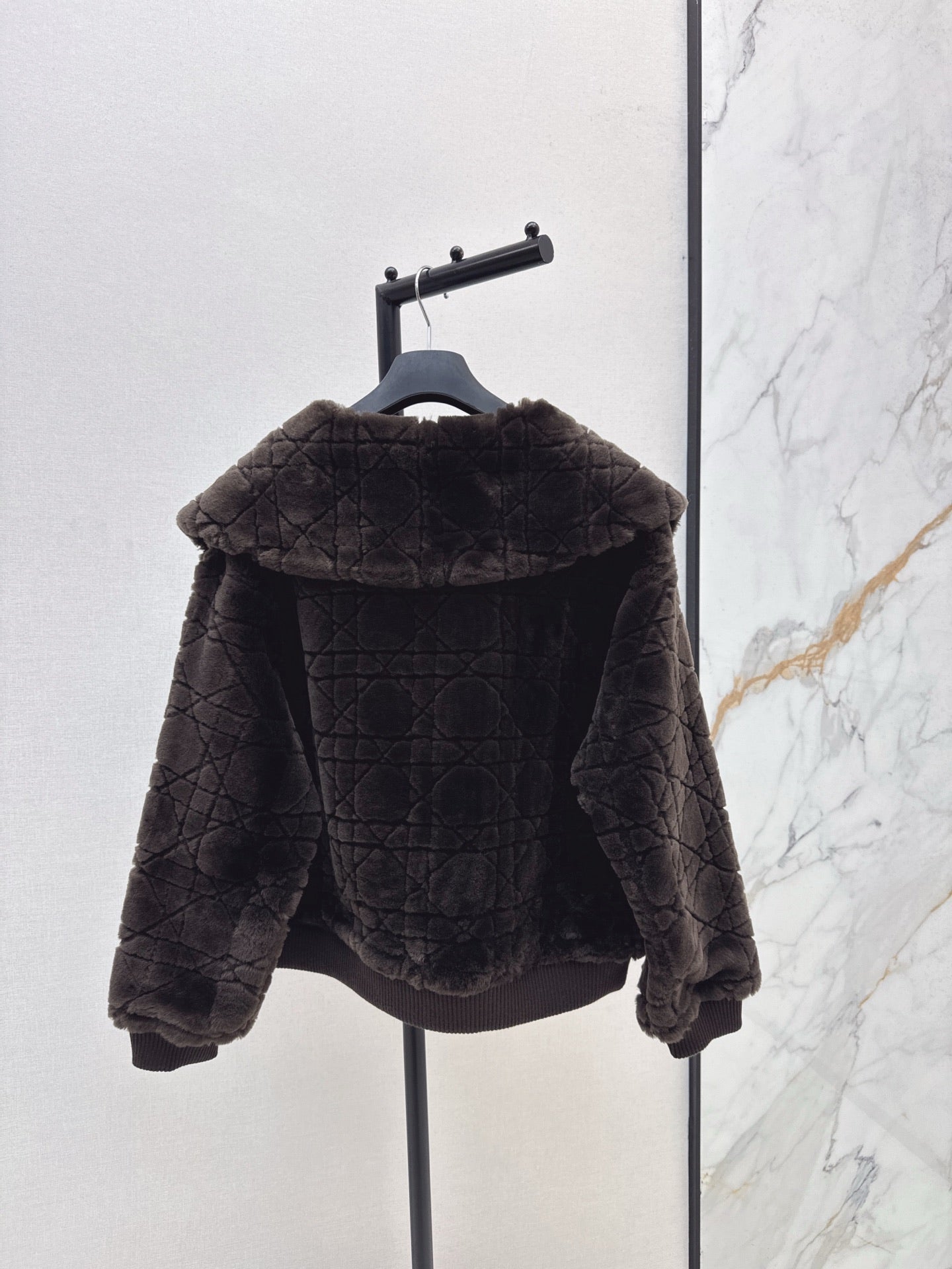 Di 25 Check fur coat with large lapels