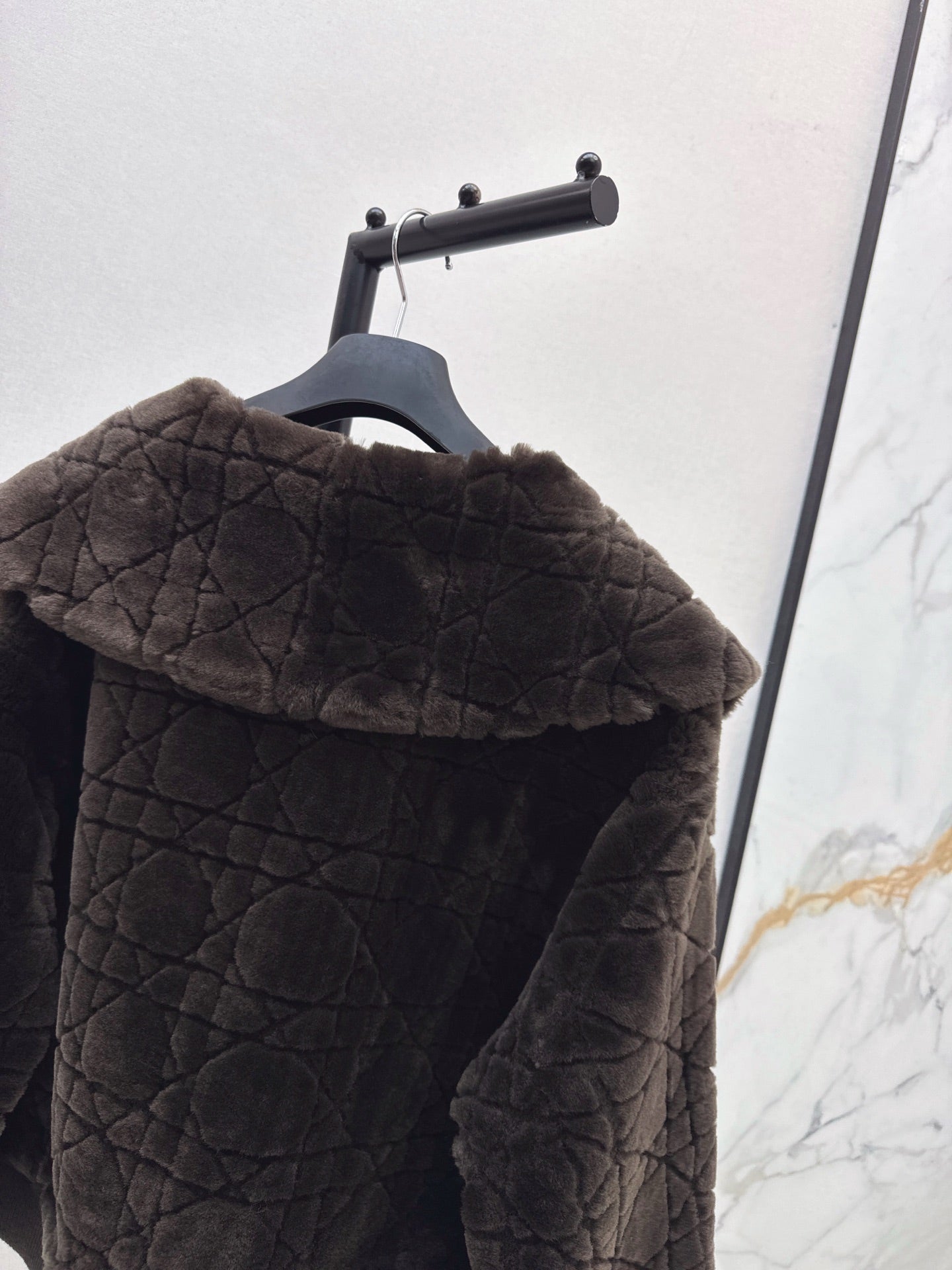 Di 25 Check fur coat with large lapels