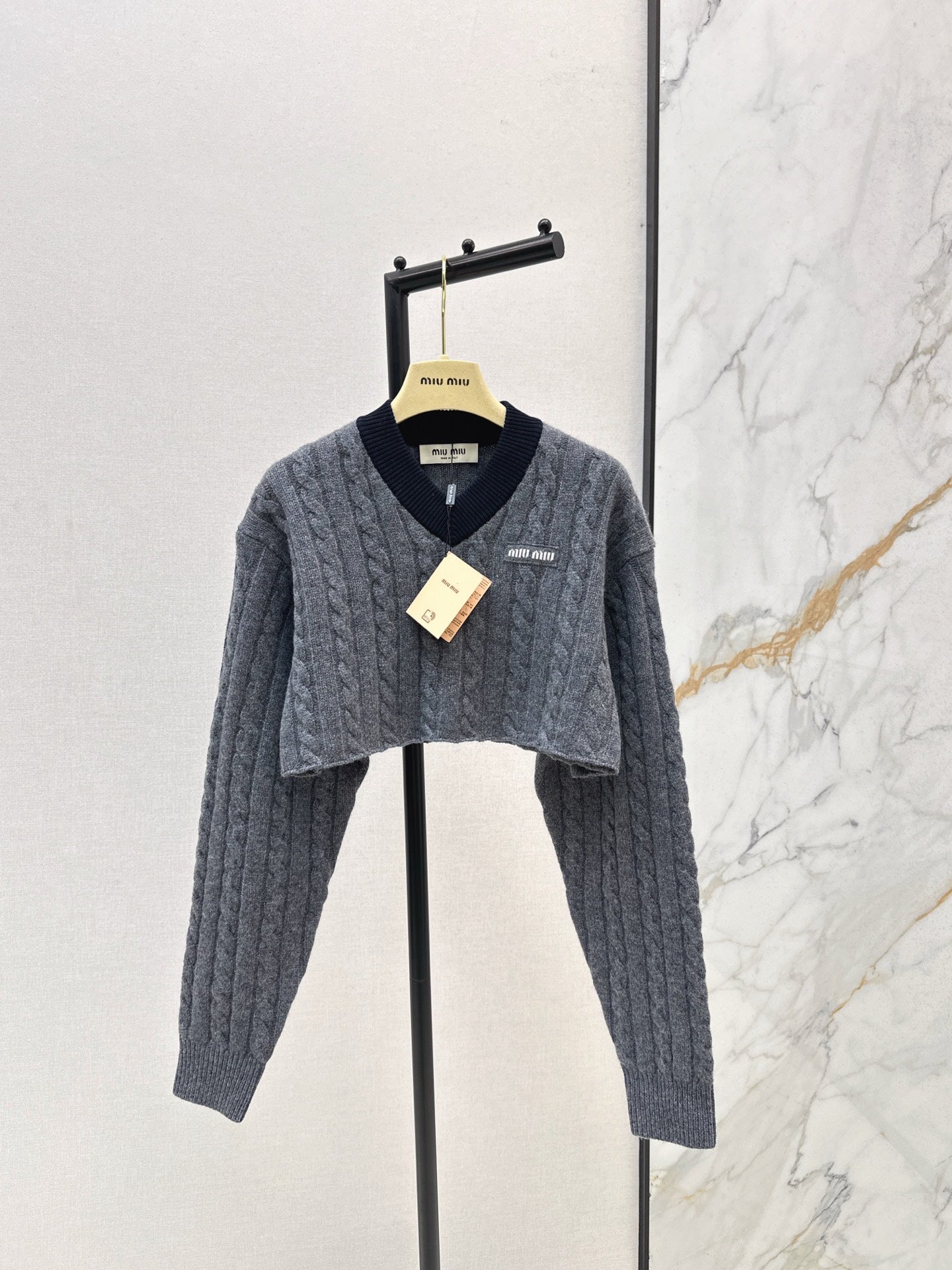 Mi 25 V-neck waist-baring knitted wool sweater