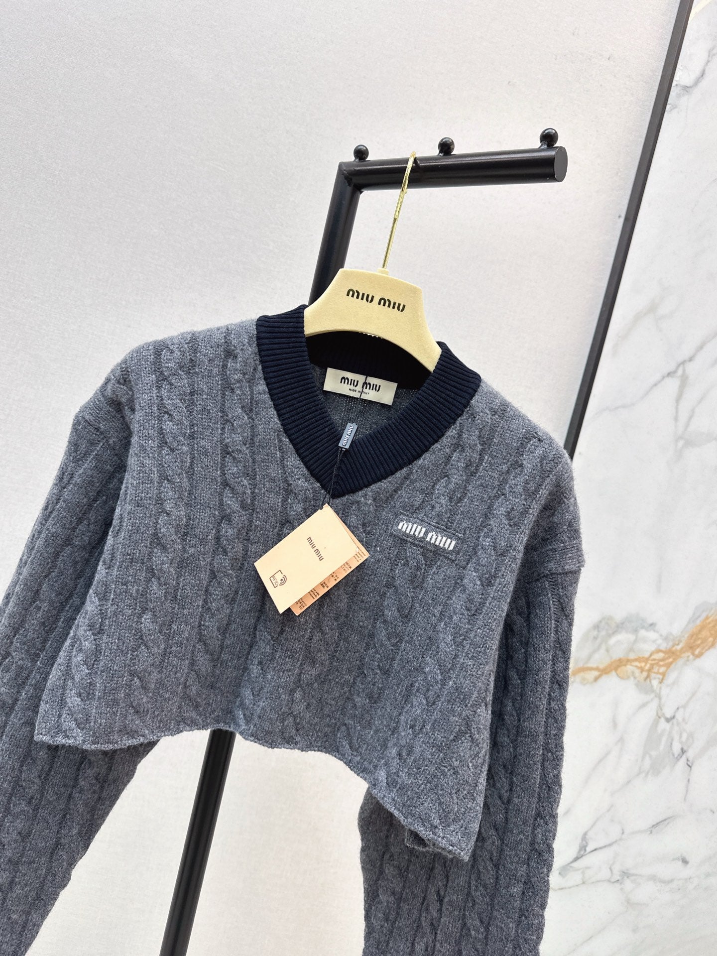 Mi 25 V-neck waist-baring knitted wool sweater