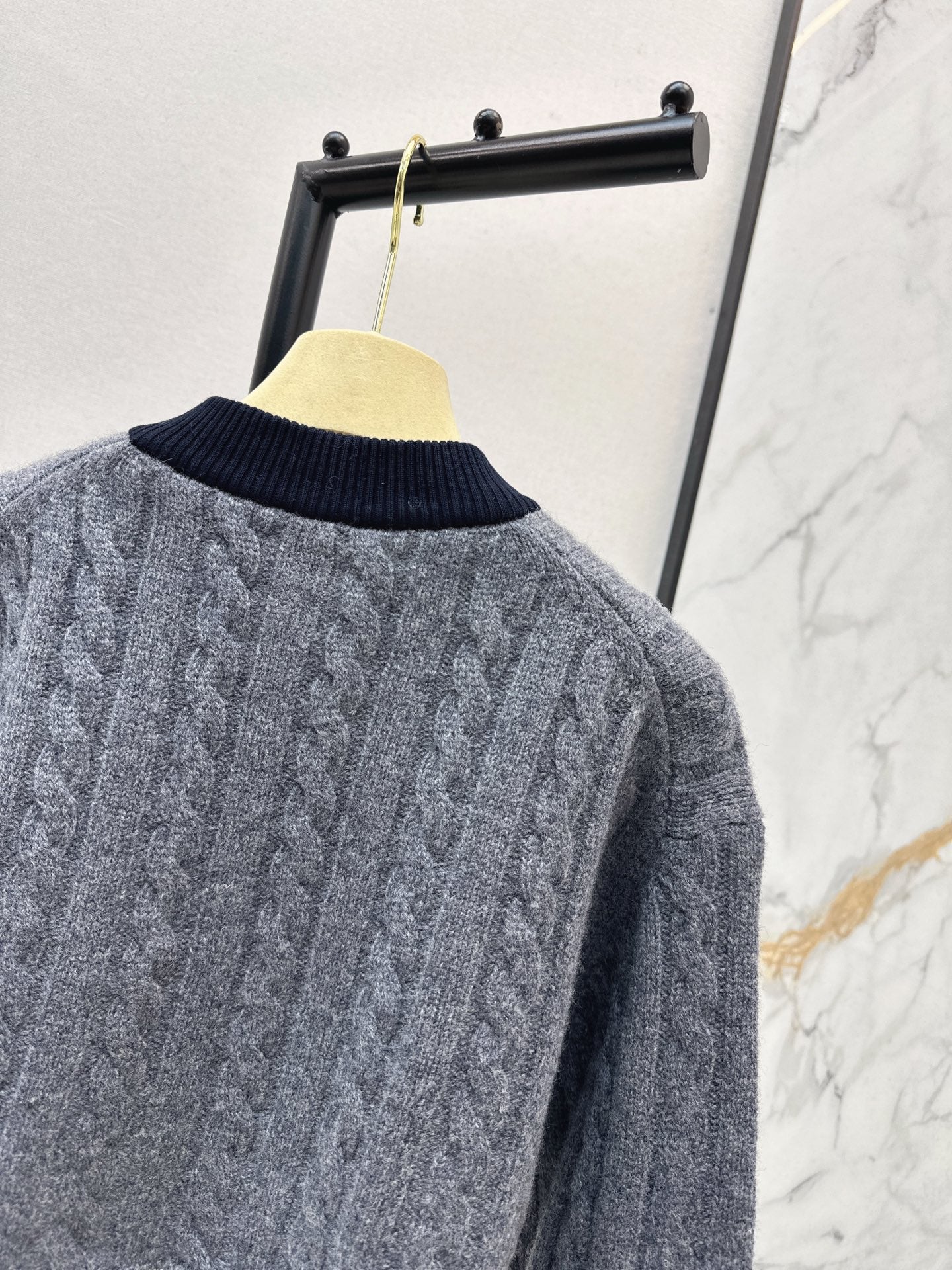 Mi 25 V-neck waist-baring knitted wool sweater