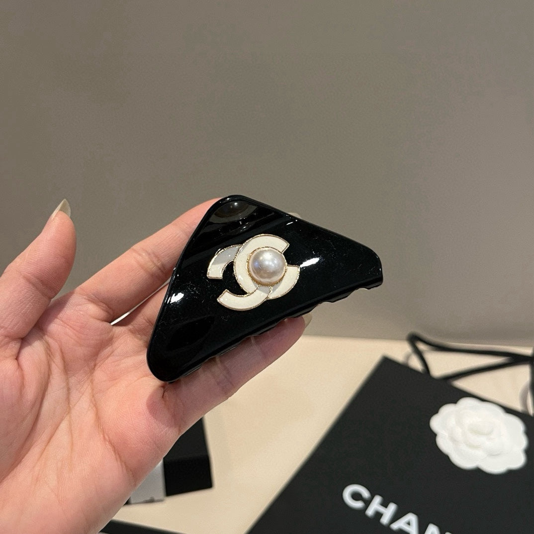 C 25 Pearl logo hair clip