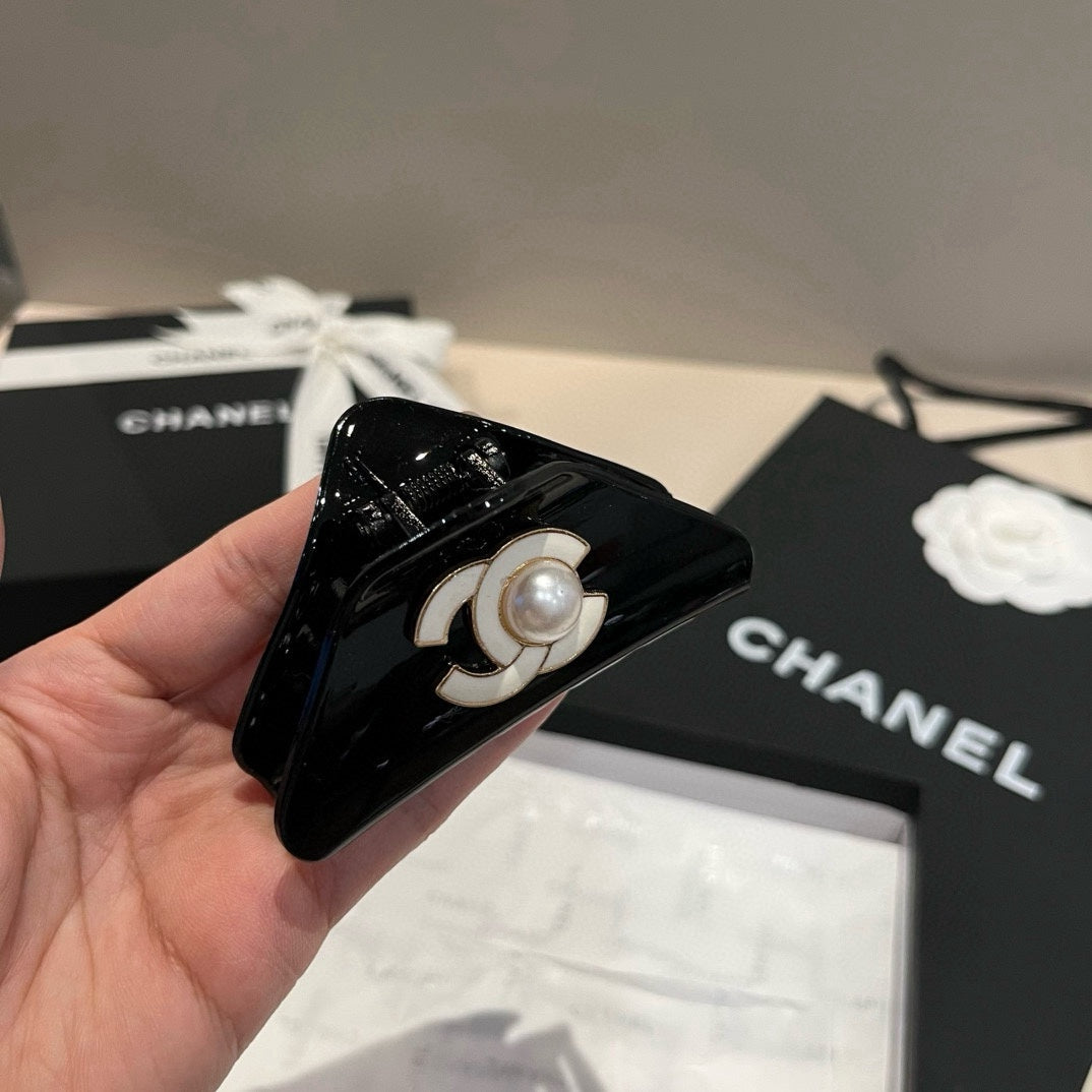 C 25 Pearl logo hair clip