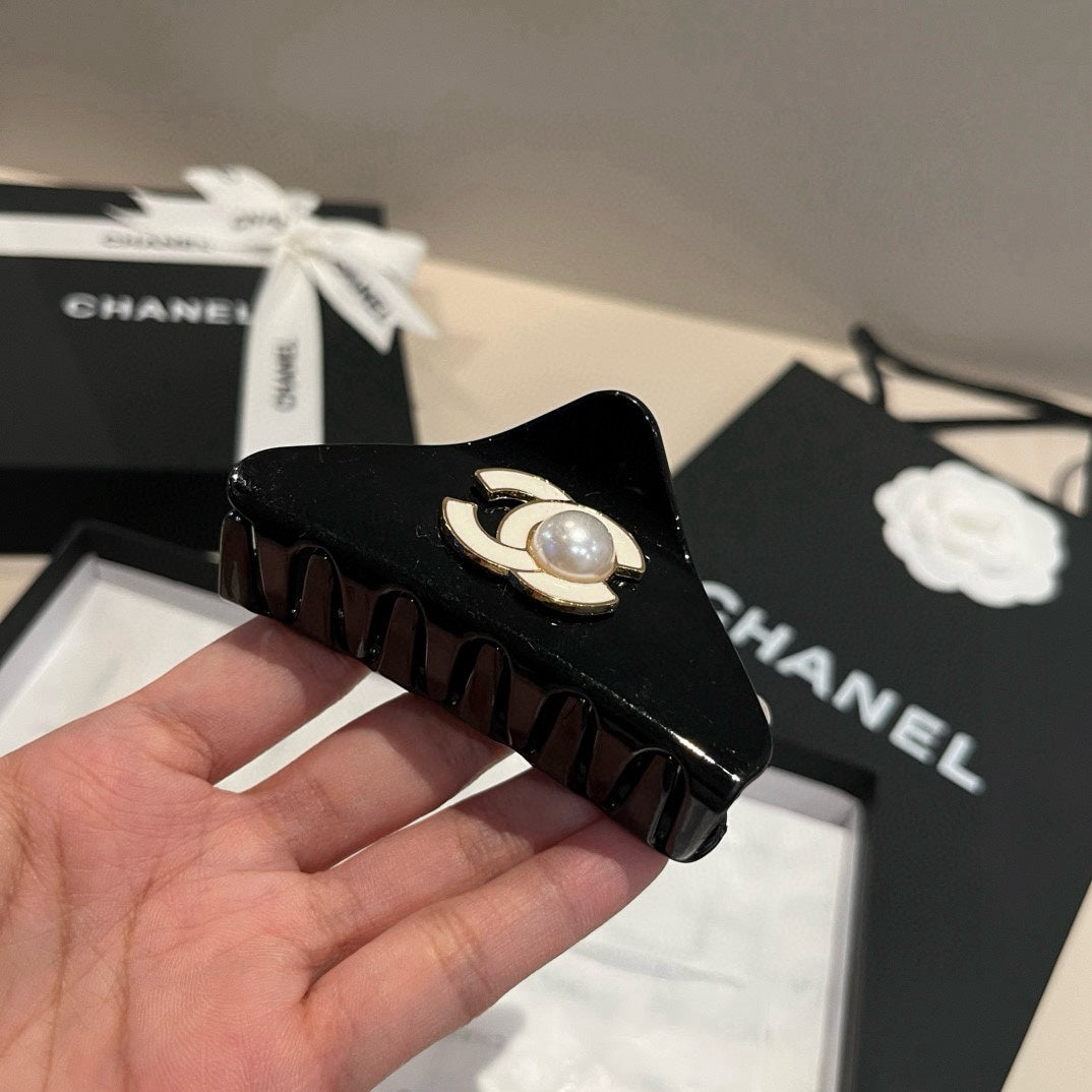 C 25 Pearl logo hair clip