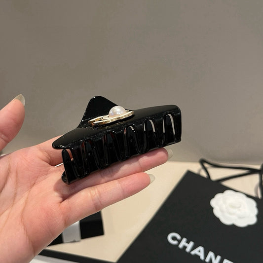 C 25 Pearl logo hair clip