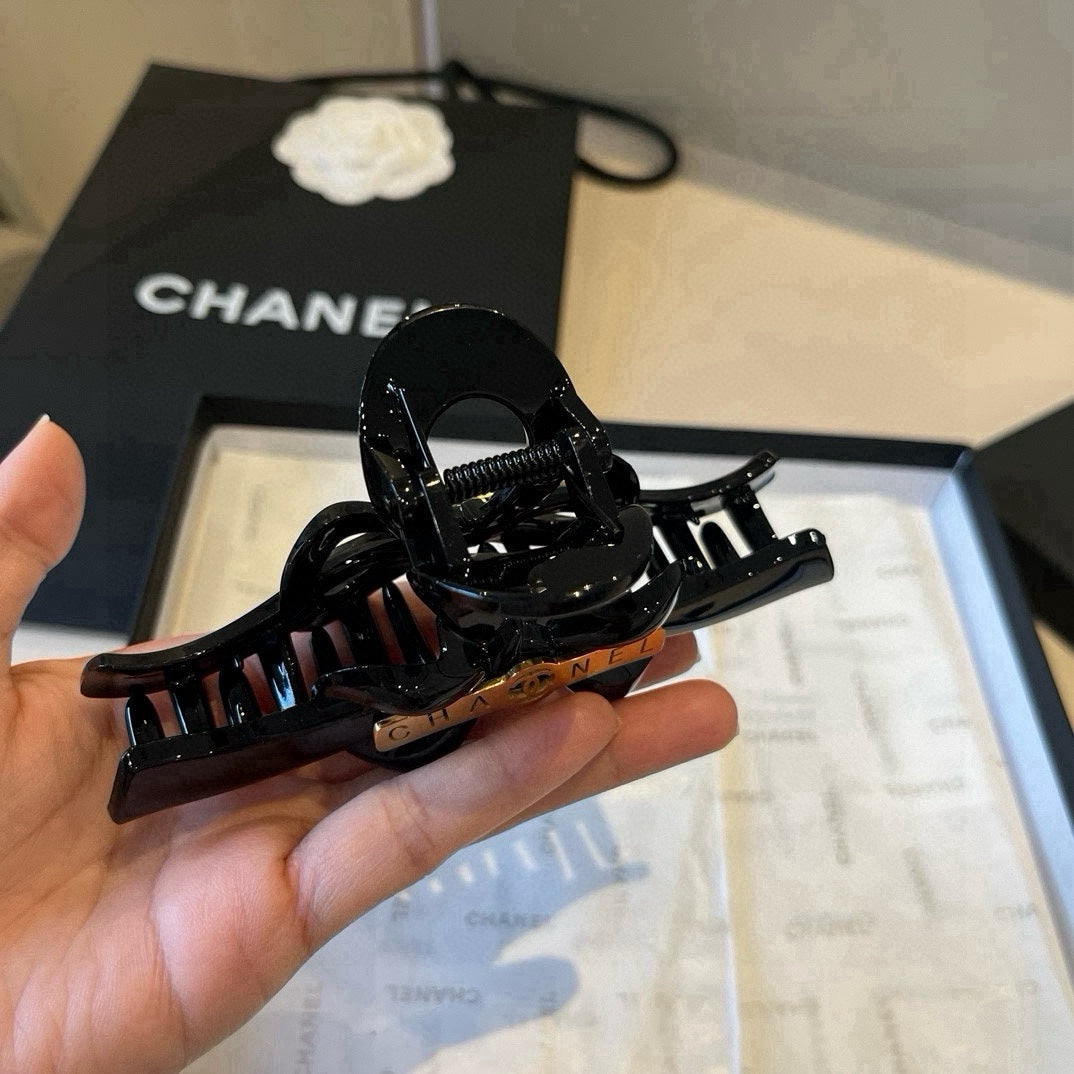 C 25 shark hair clip