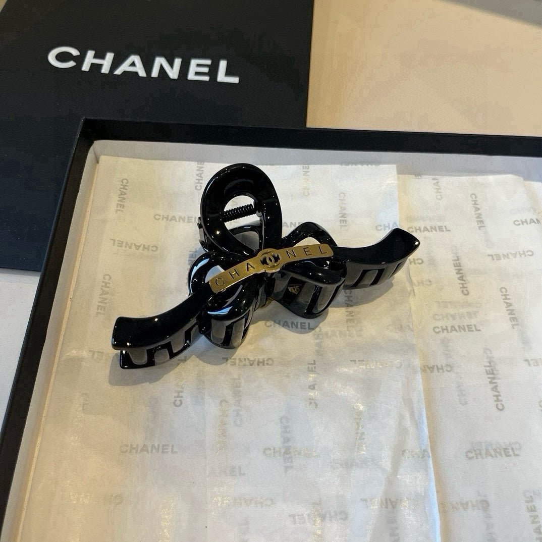C 25 shark hair clip