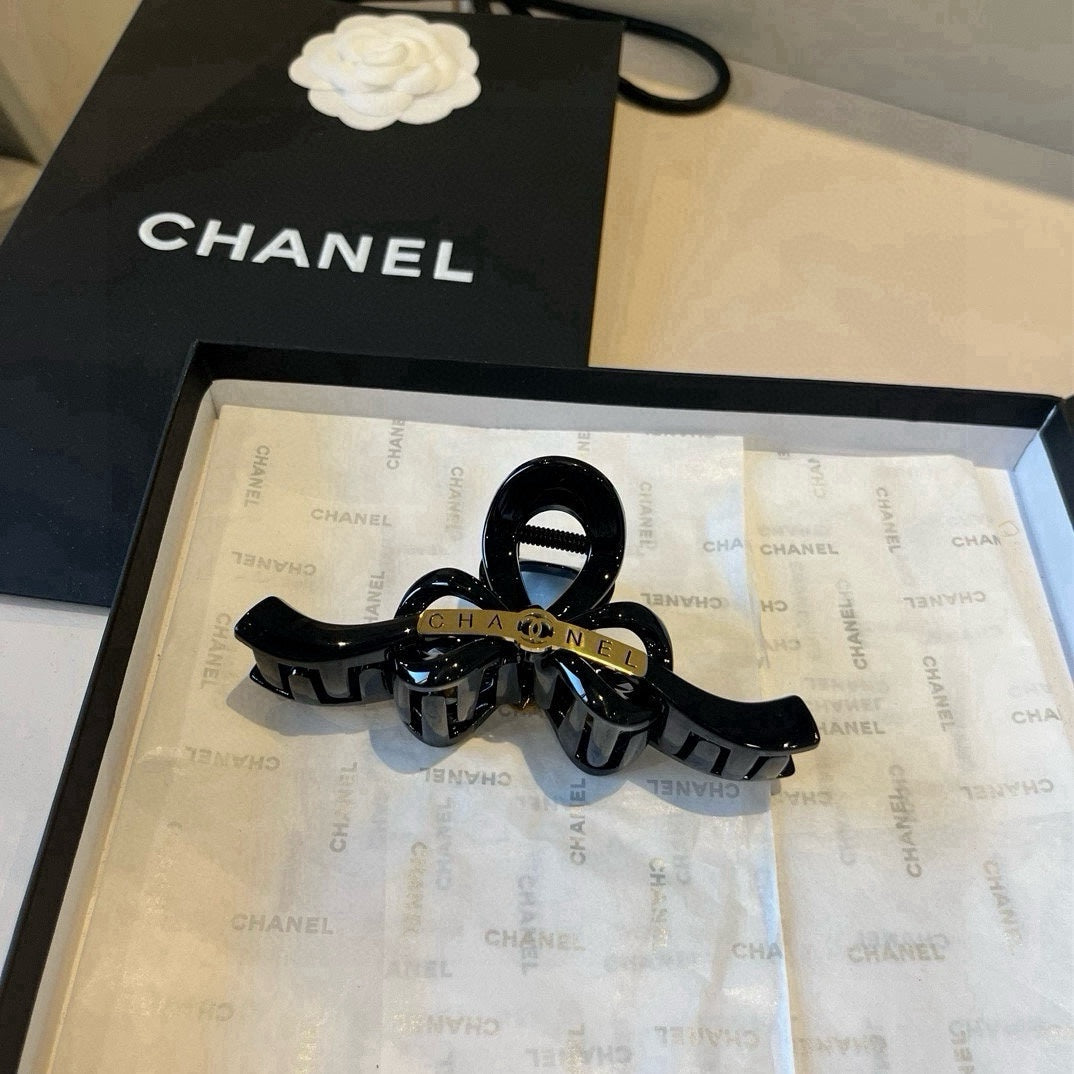 C 25 shark hair clip