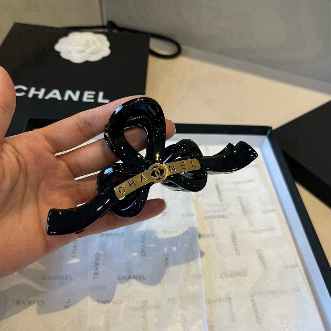 C 25 shark hair clip
