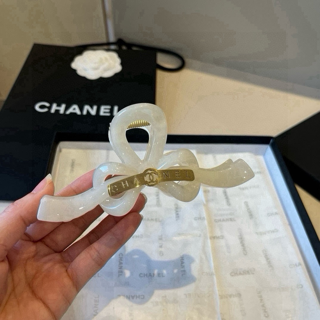 C 25 shark hair clip