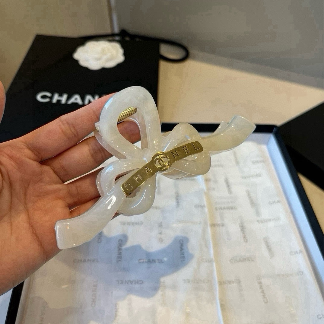 C 25 shark hair clip
