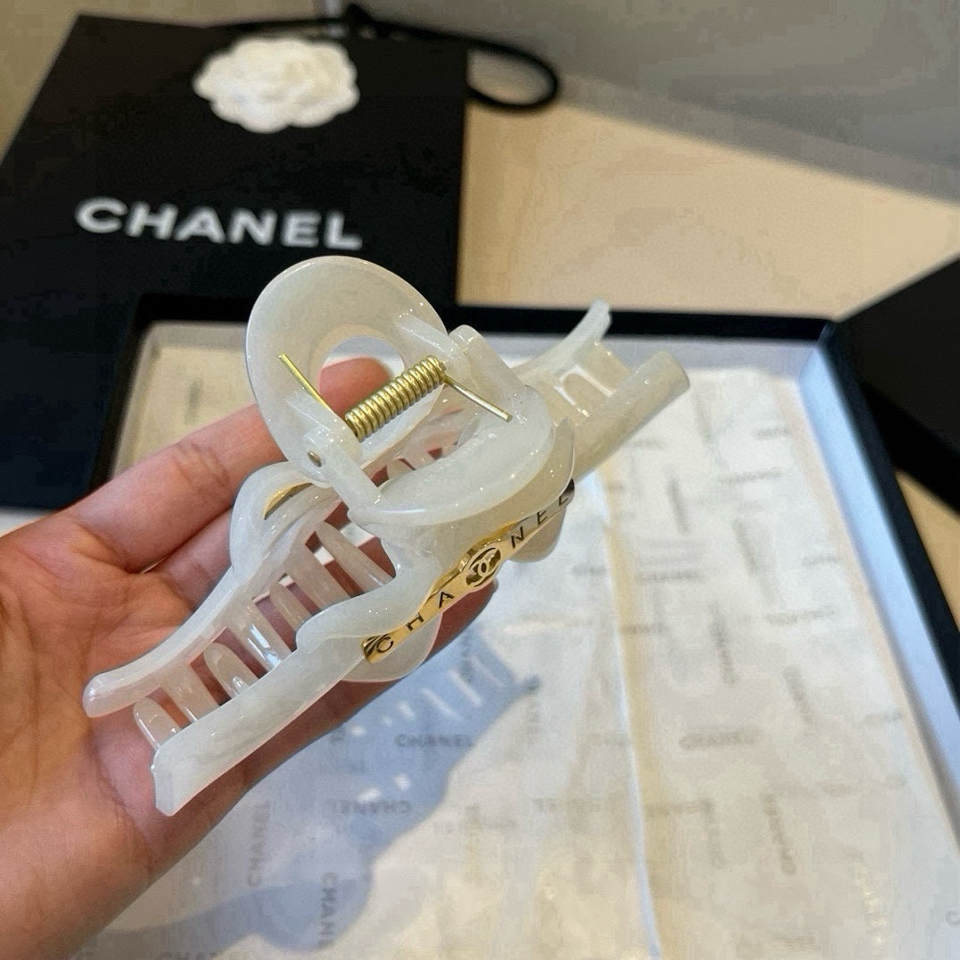 C 25 shark hair clip