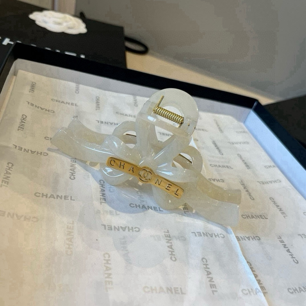 C 25 shark hair clip