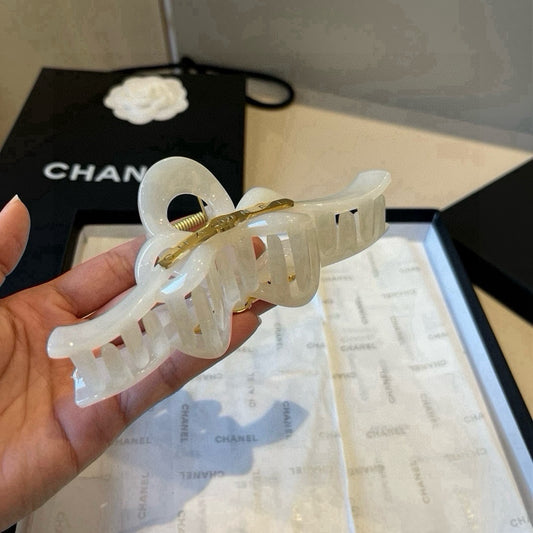 C 25 shark hair clip