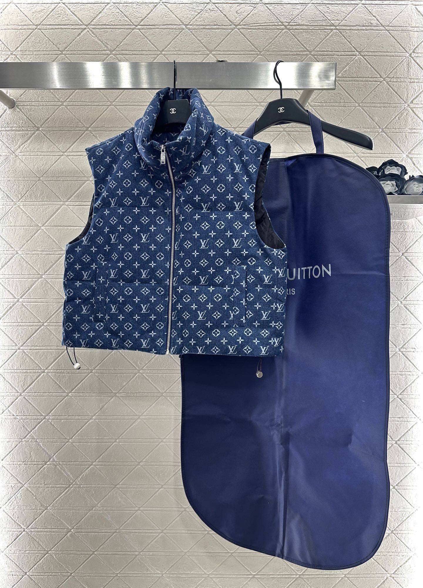 L 25 Stand collar button denim down vest