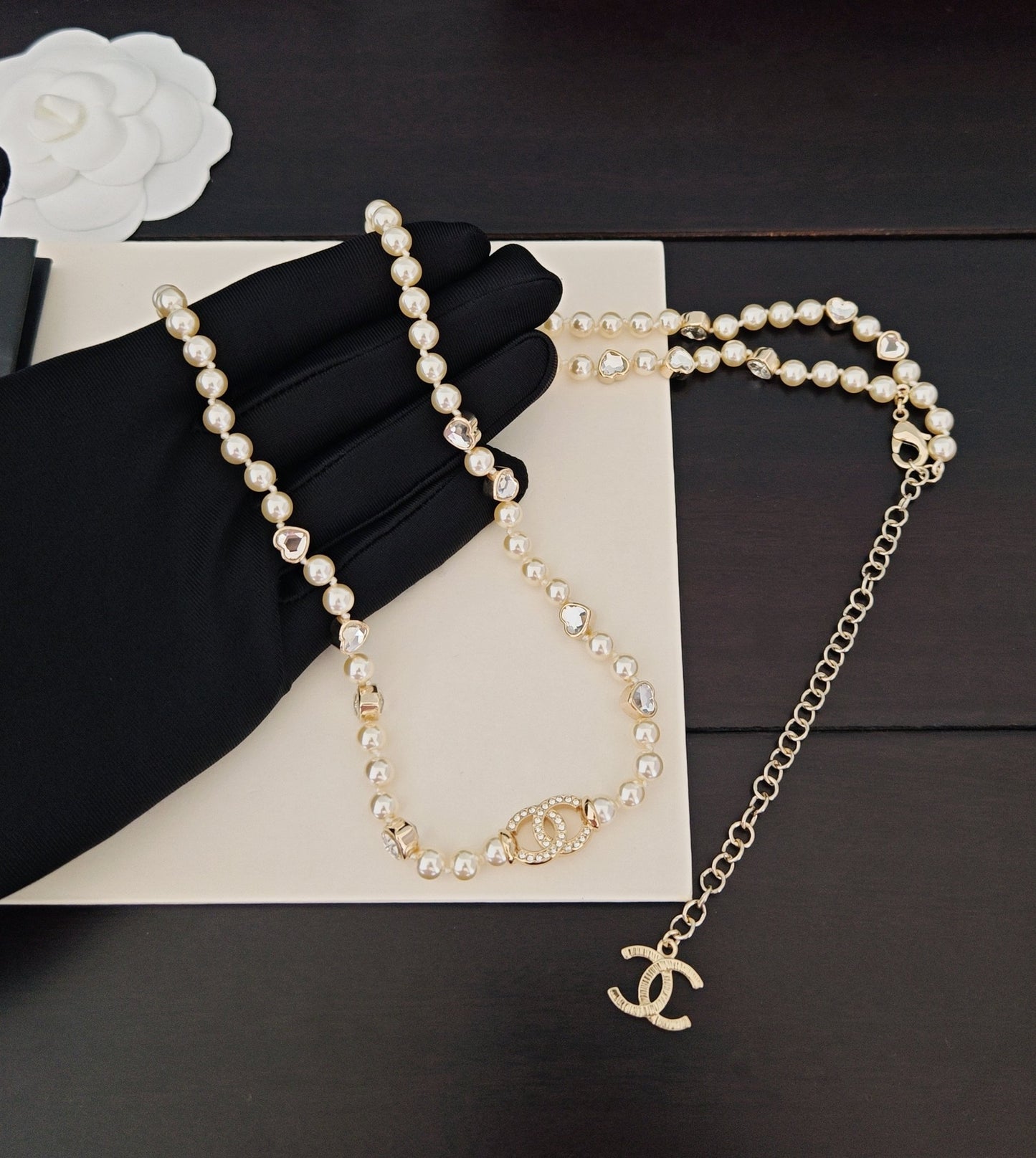 C 25 Light gold, white diamond, heart-shaped pearl waist necklace