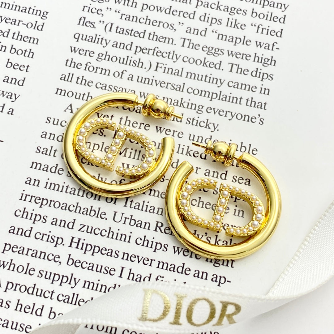 Di 25 round logo earrings