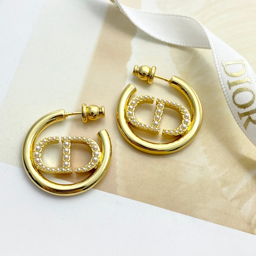 Di 25 round logo earrings