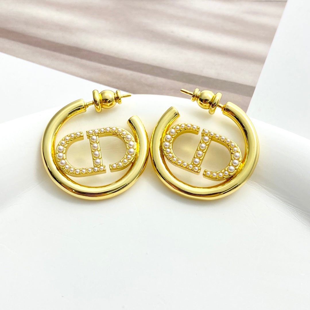 Di 25 round logo earrings