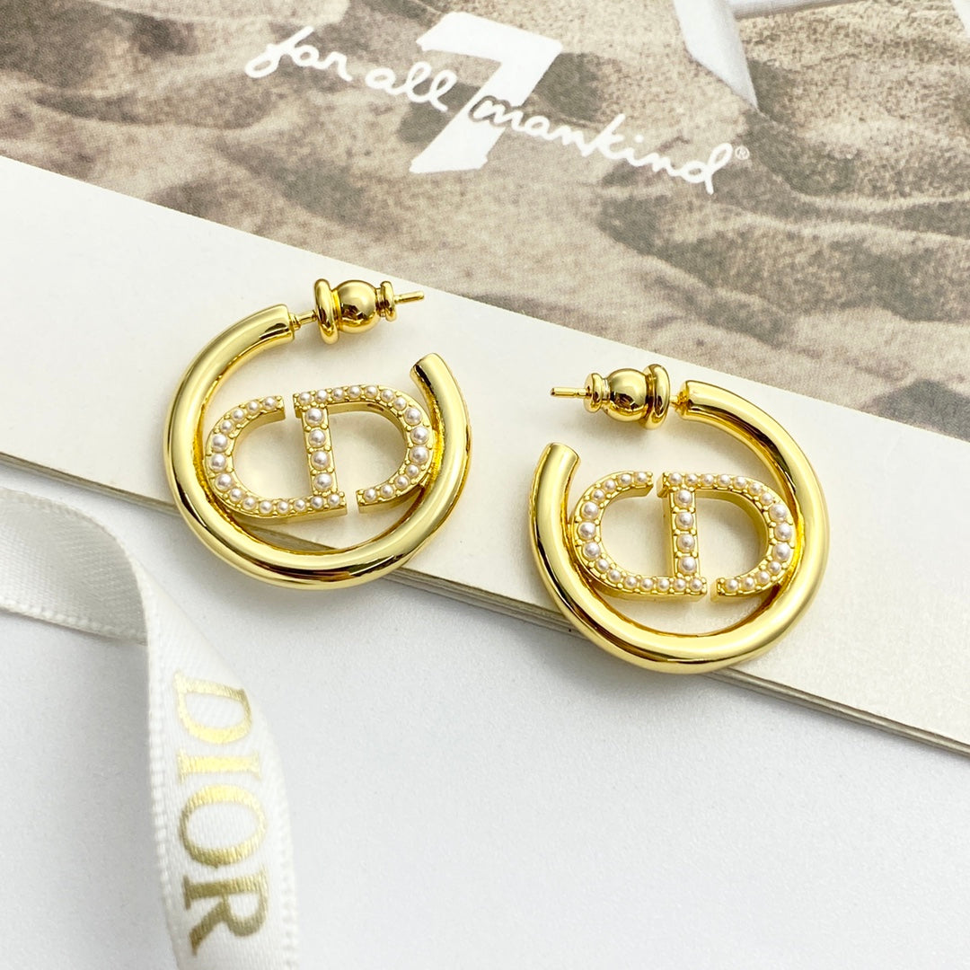 Di 25 round logo earrings