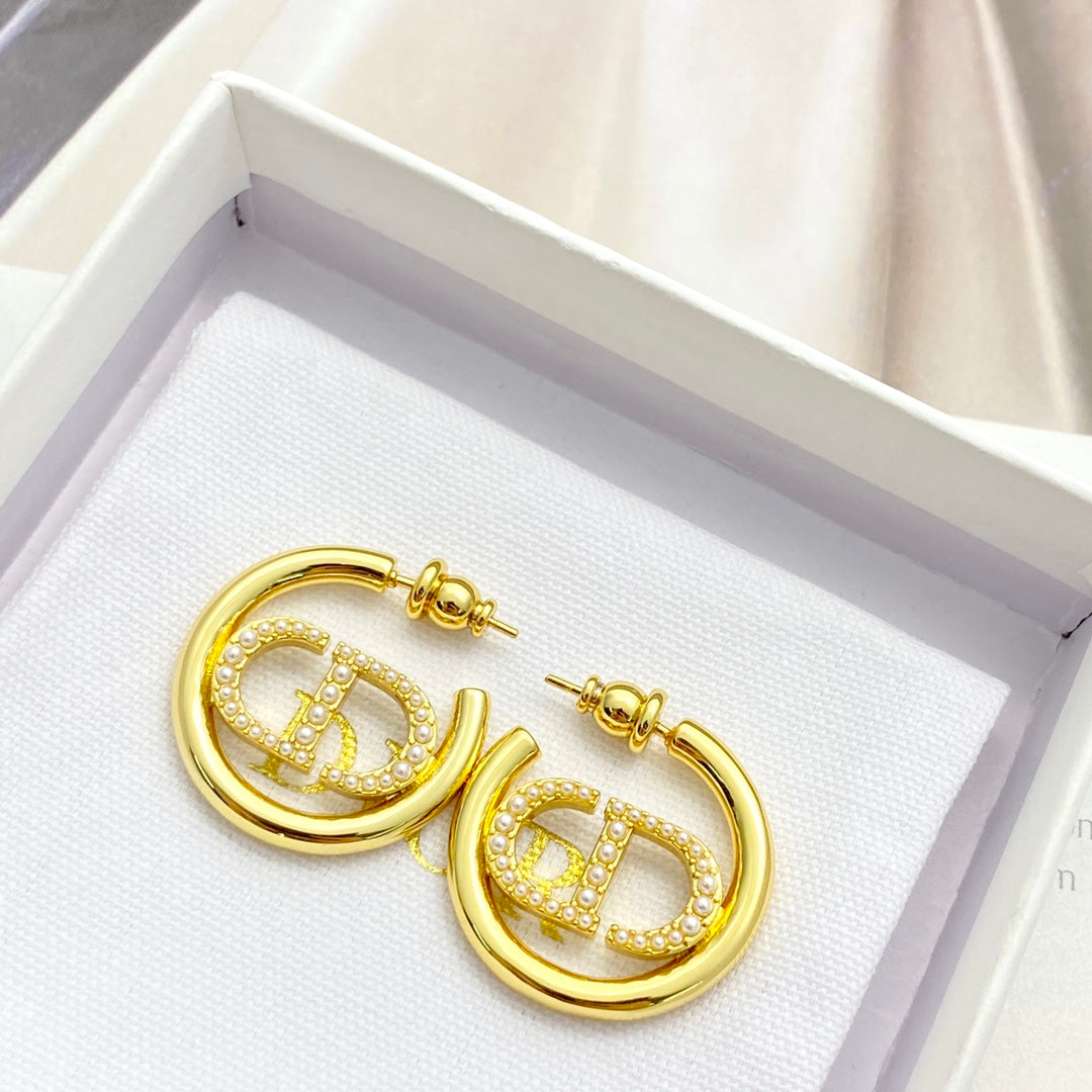 Di 25 round logo earrings