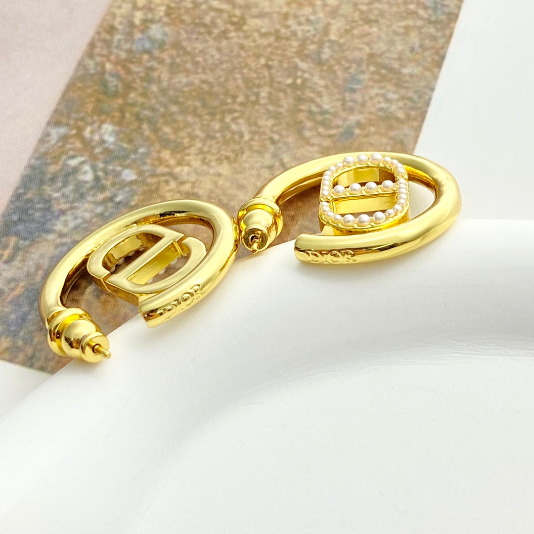 Di 25 round logo earrings